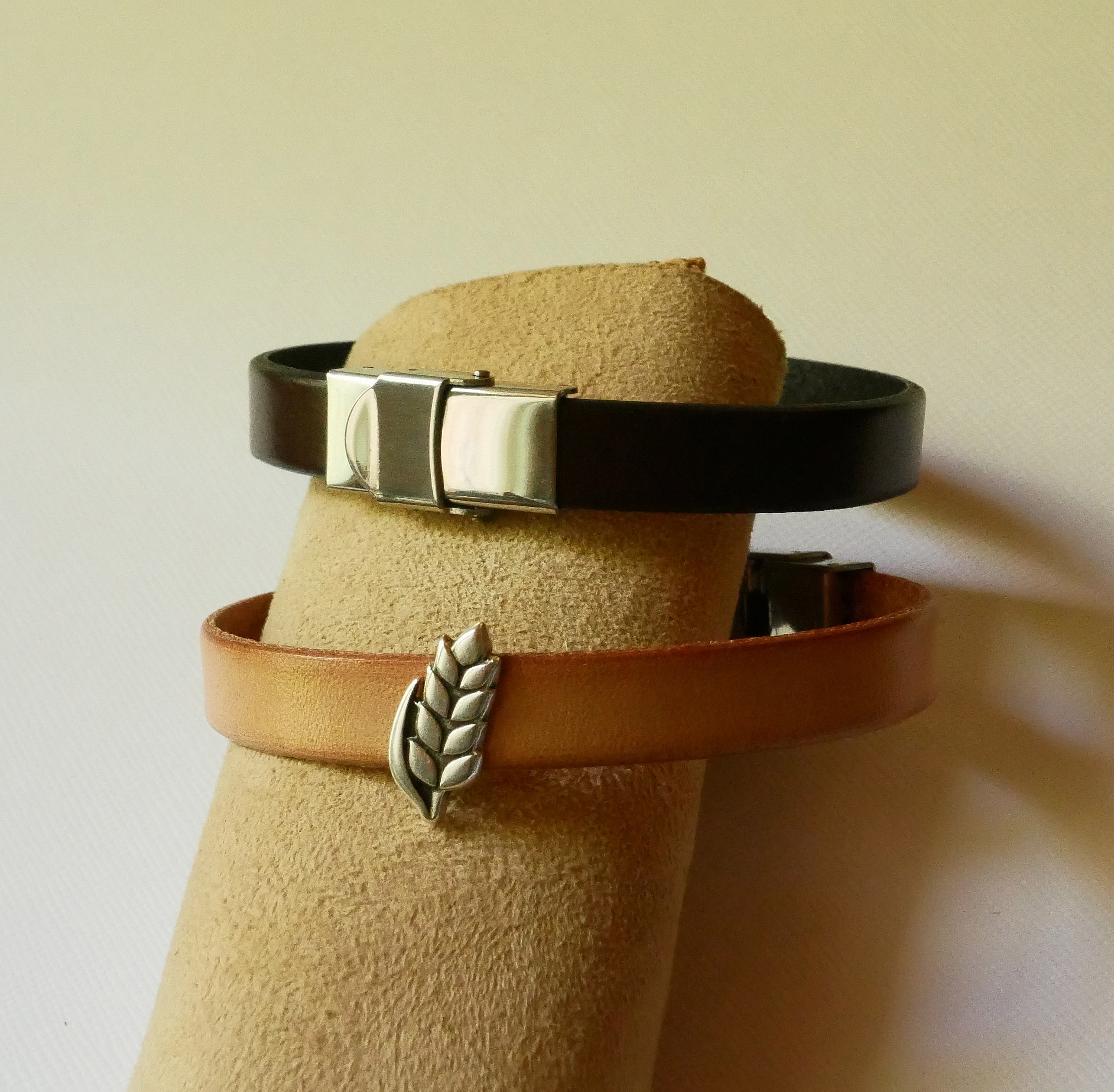 Bracelets en cuir avec passant personnalisable motif épi de blé.