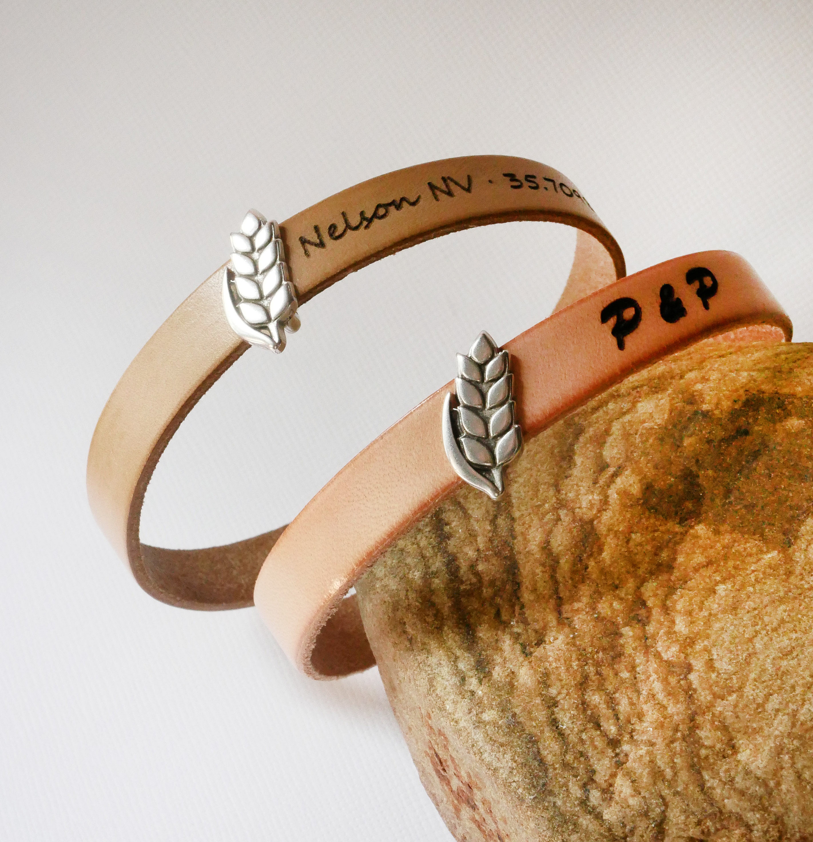 Bracelets en cuir personnalisés avec passant épi de blé.