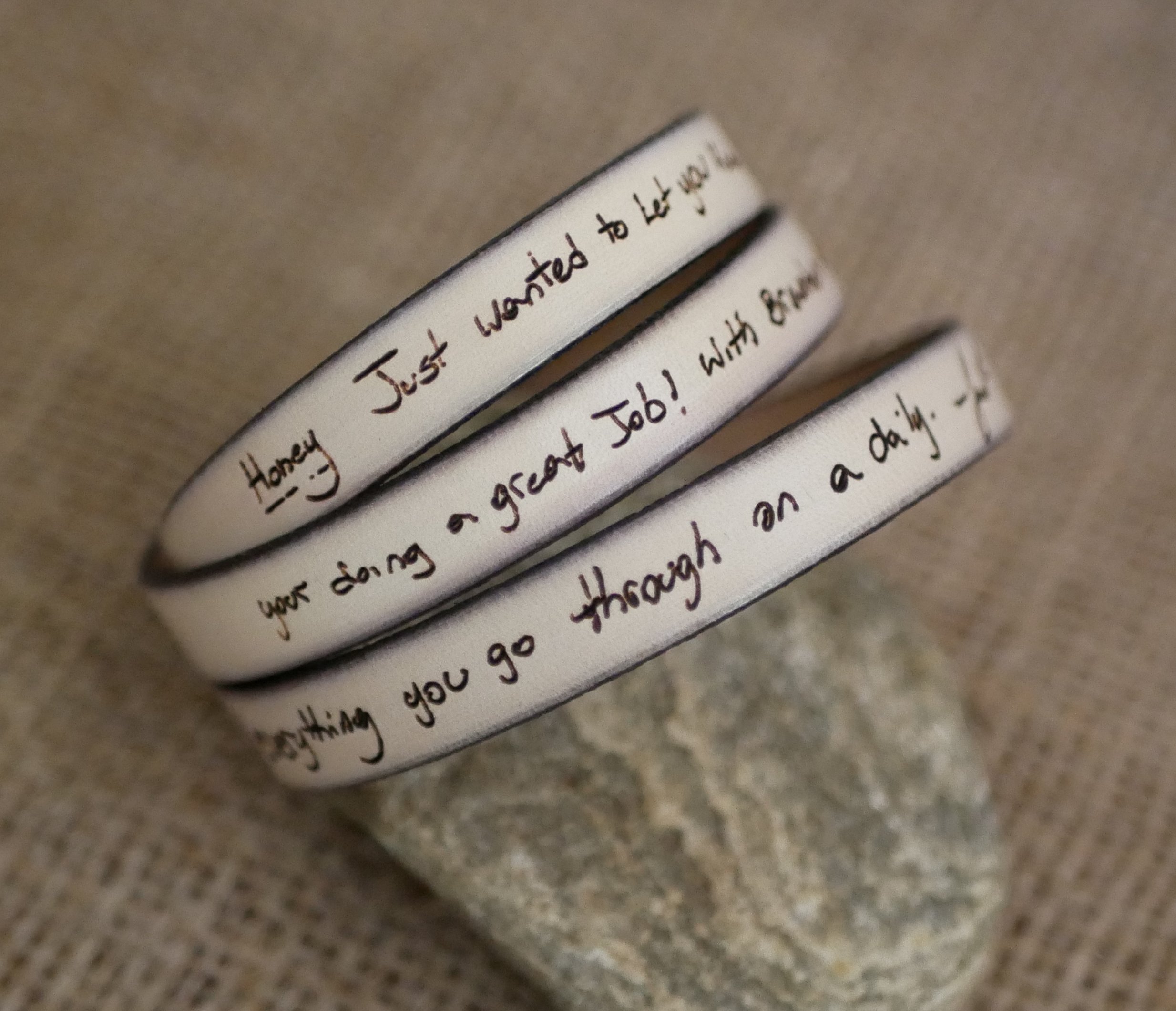 Bracelet cuir personnalisable par gravure d'&eacute;criture manuscrite en simple, double ou triple tour