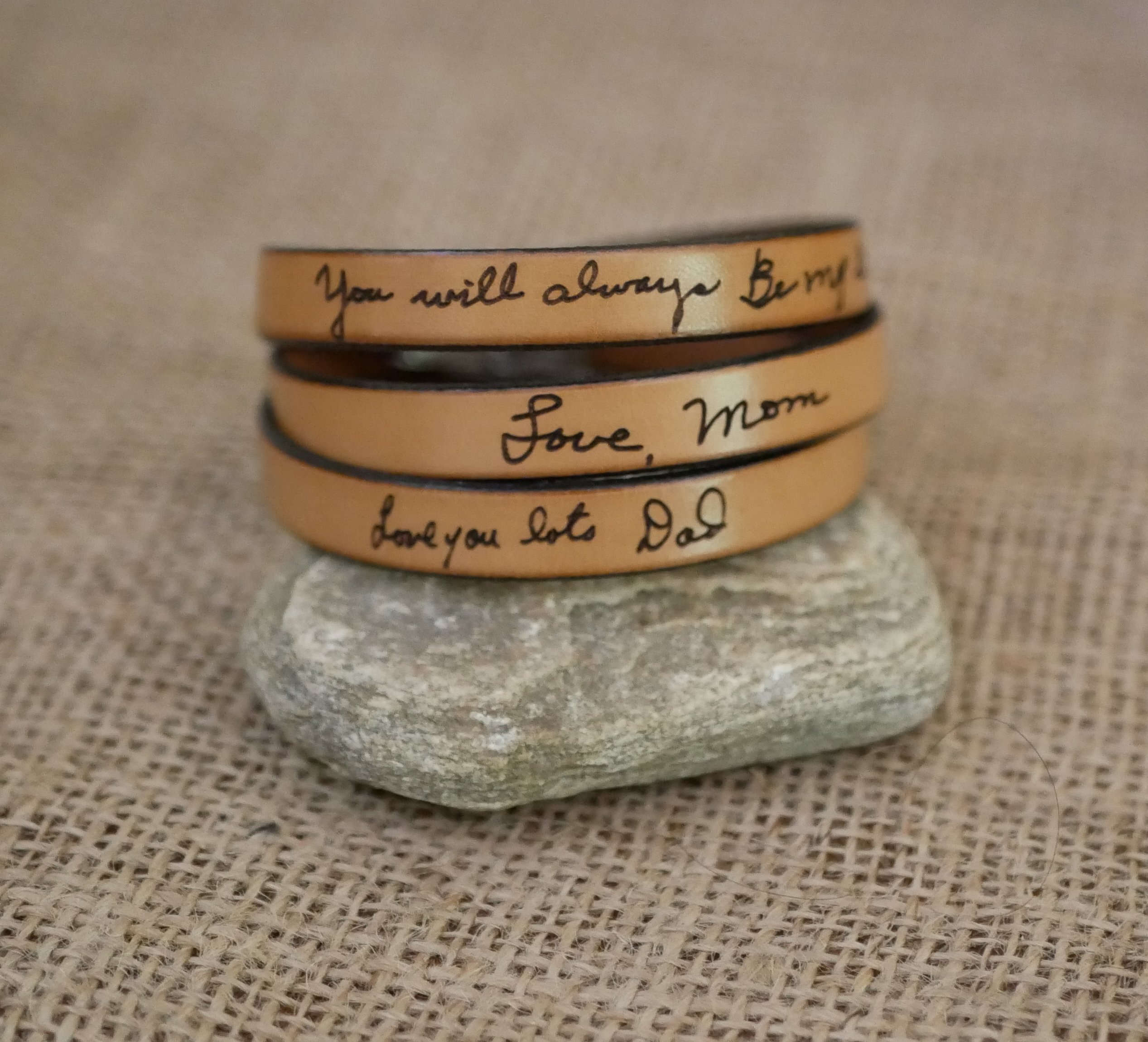 Bracelet cuir personnalisable par gravure d'&eacute;criture manuscrite en simple, double ou triple tour