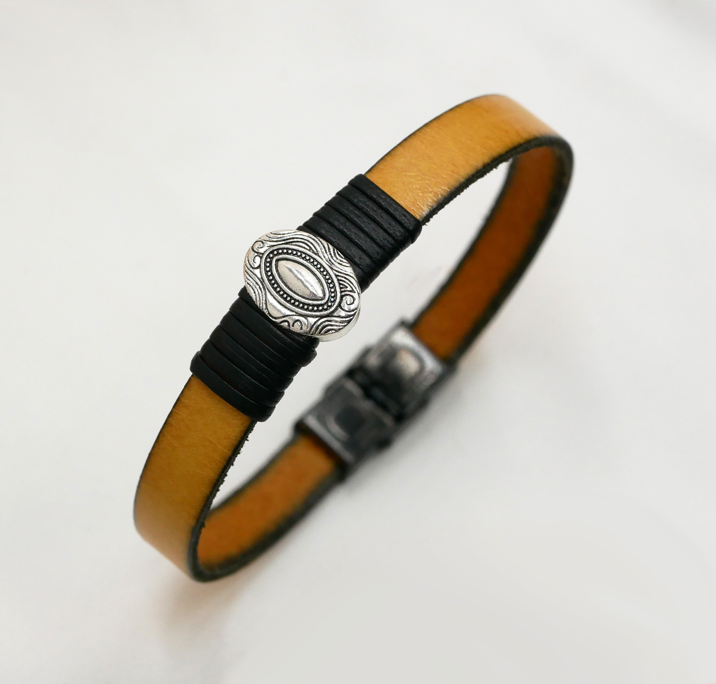 Bracelet cuir personnalisable avec ornement central ovale encadr&eacute; de cuirs fins 