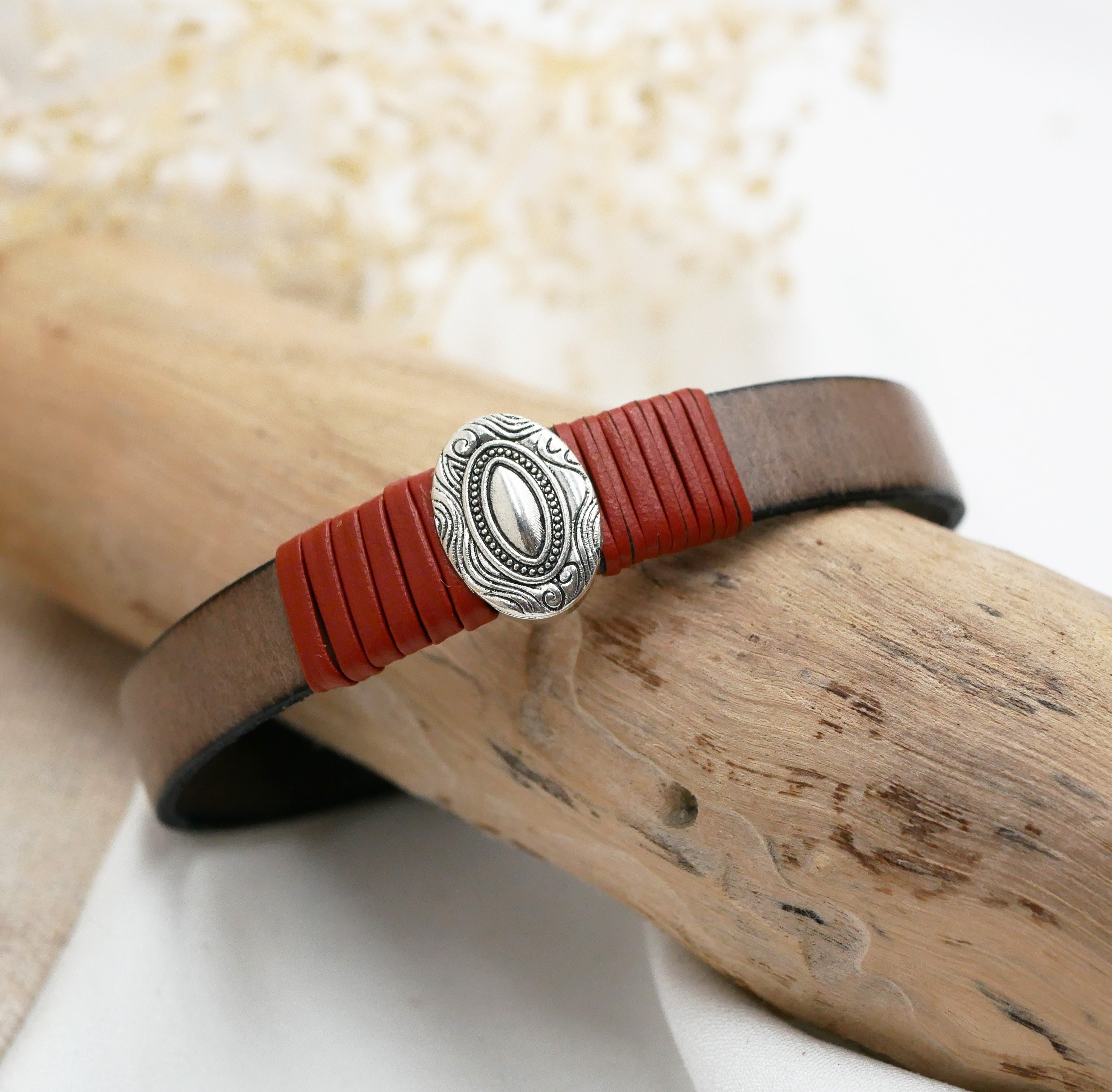 Bracelet cuir personnalisable avec ornement central ovale encadré de cuirs fins 