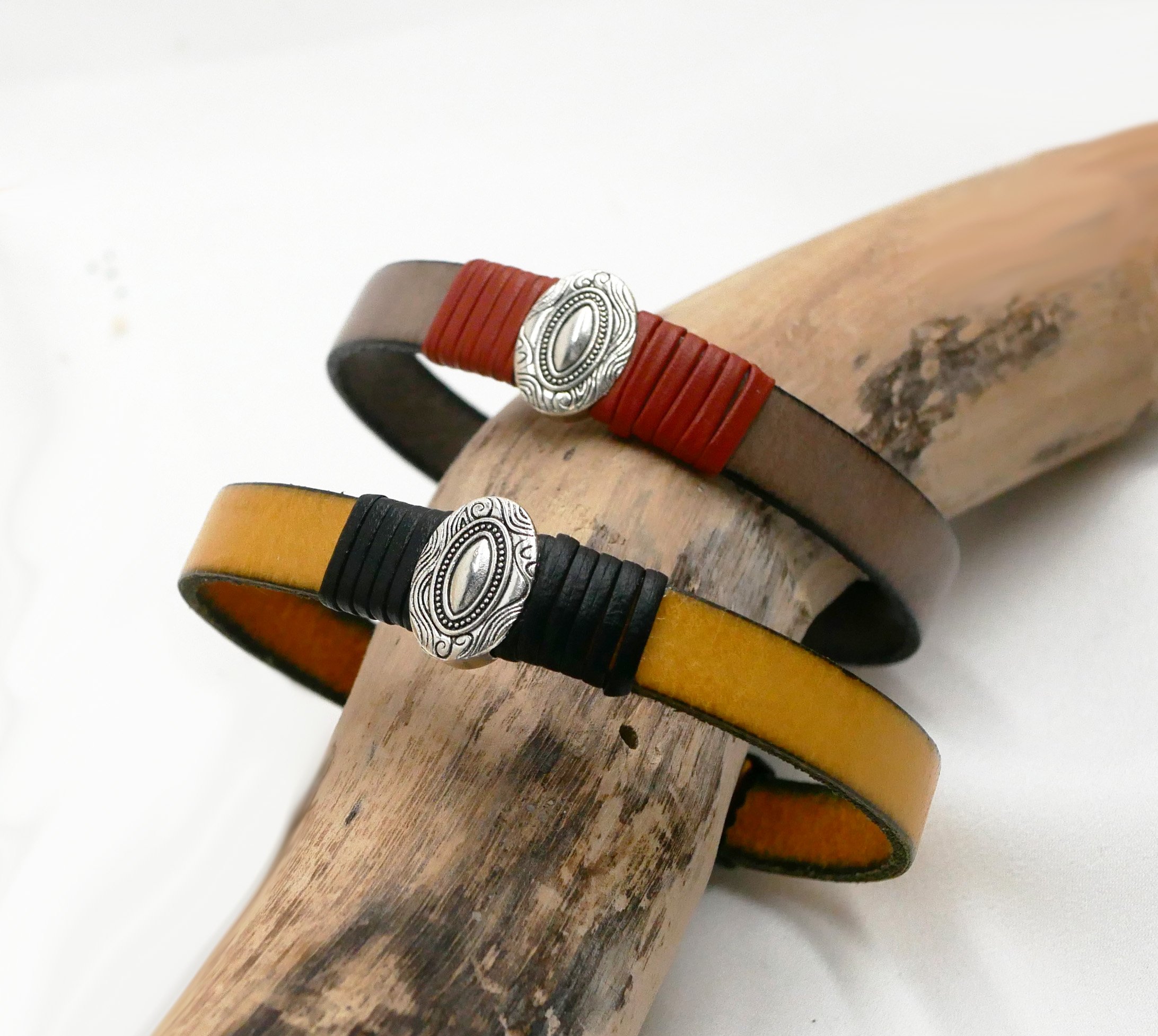 Bracelet cuir personnalisable avec ornement central ovale encadr&eacute; de cuirs fins 