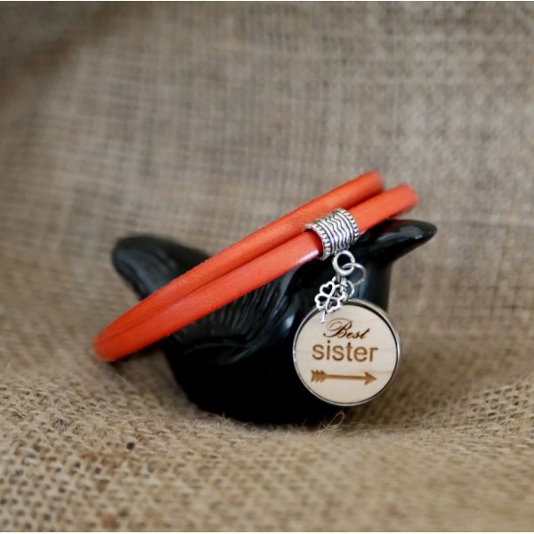 Bracelet cuir personnalis&eacute; avec Cabochon en bois grav&eacute;