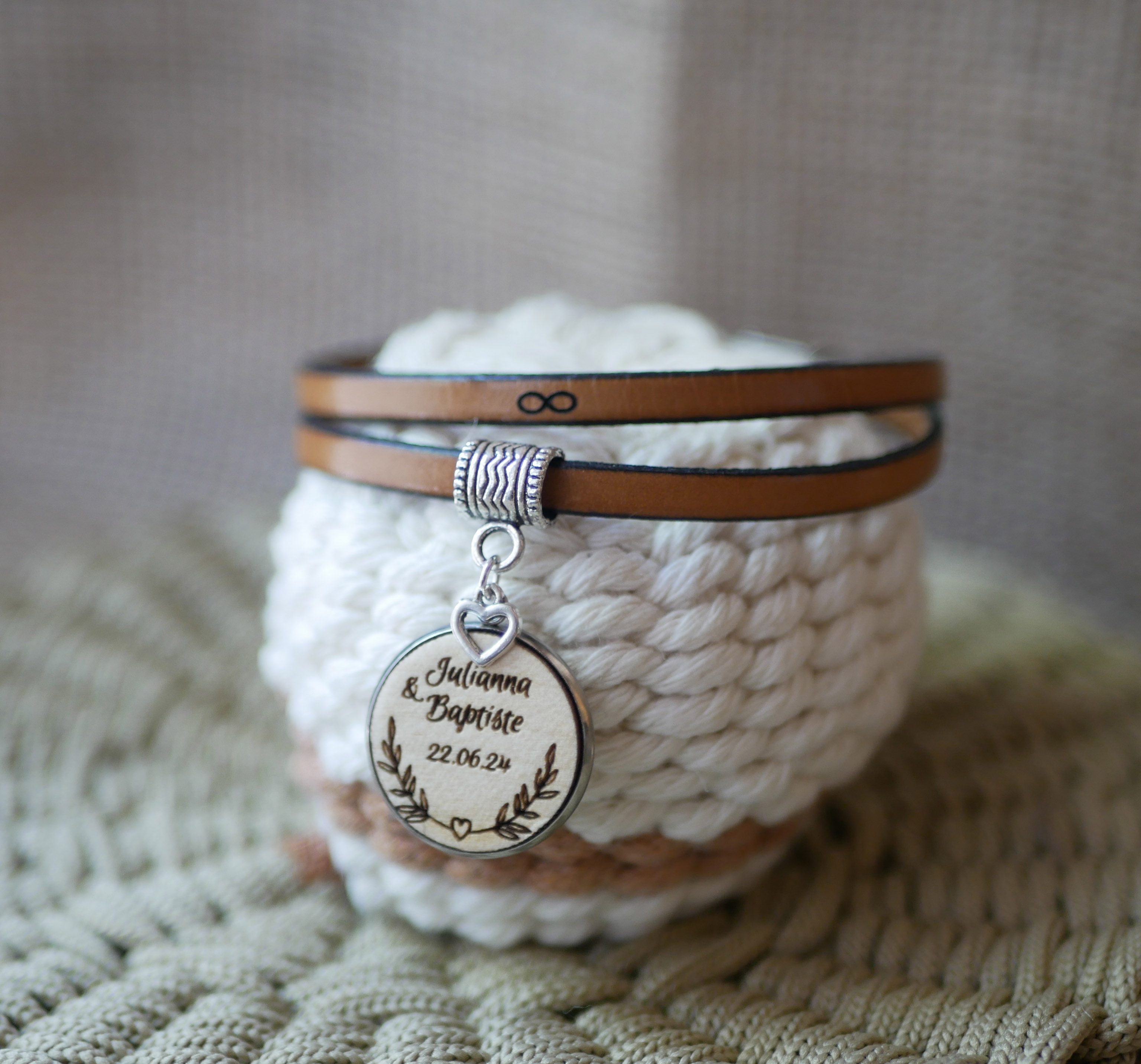 Bracelet cuir personnalisé avec Cabochon en bois gravé