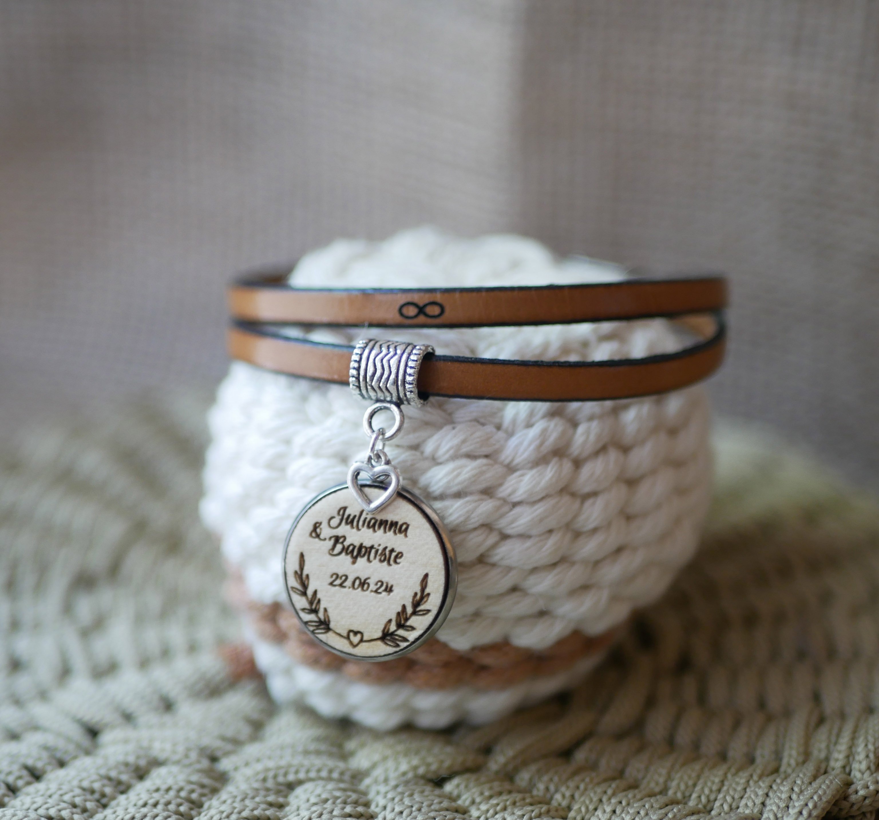 Bracelet cuir personnalisé avec Cabochon en bois gravé