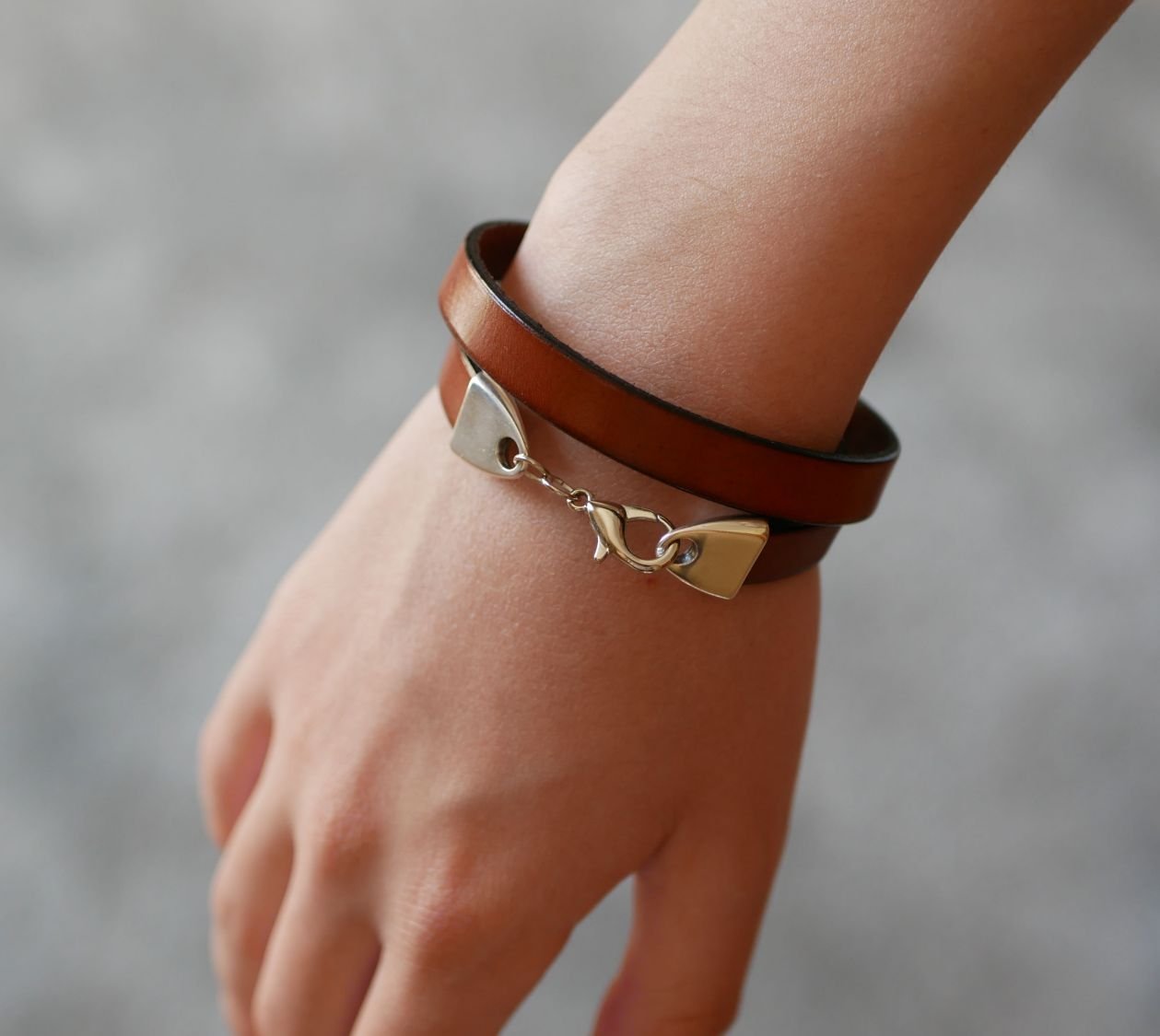 Bracelet cuir personnalisé décoré d'un cabochon arbre de vie ajouré