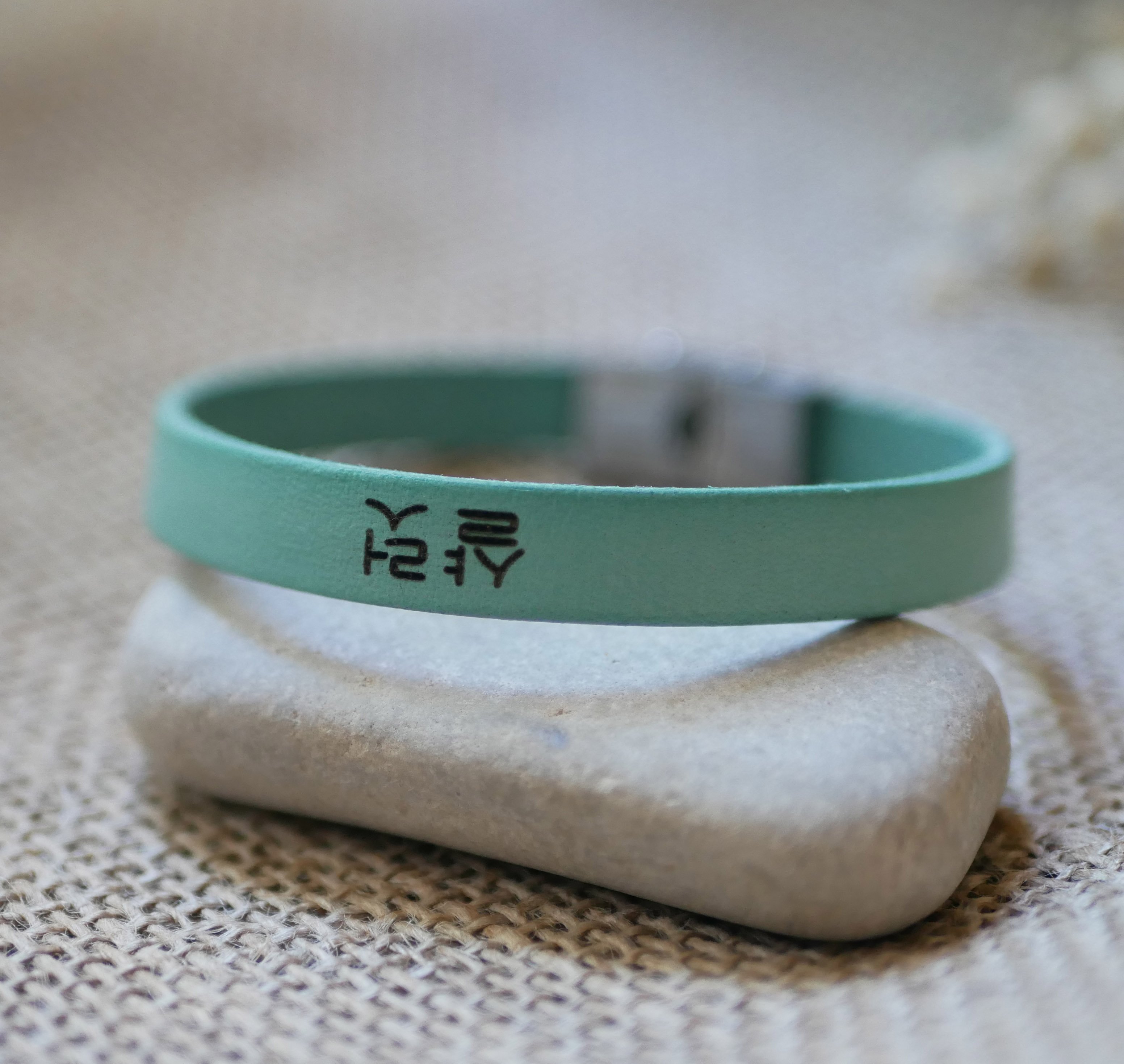 Bracelet pr&eacute;nom en cor&eacute;en fan de kpop en cuir &agrave; personnaliser