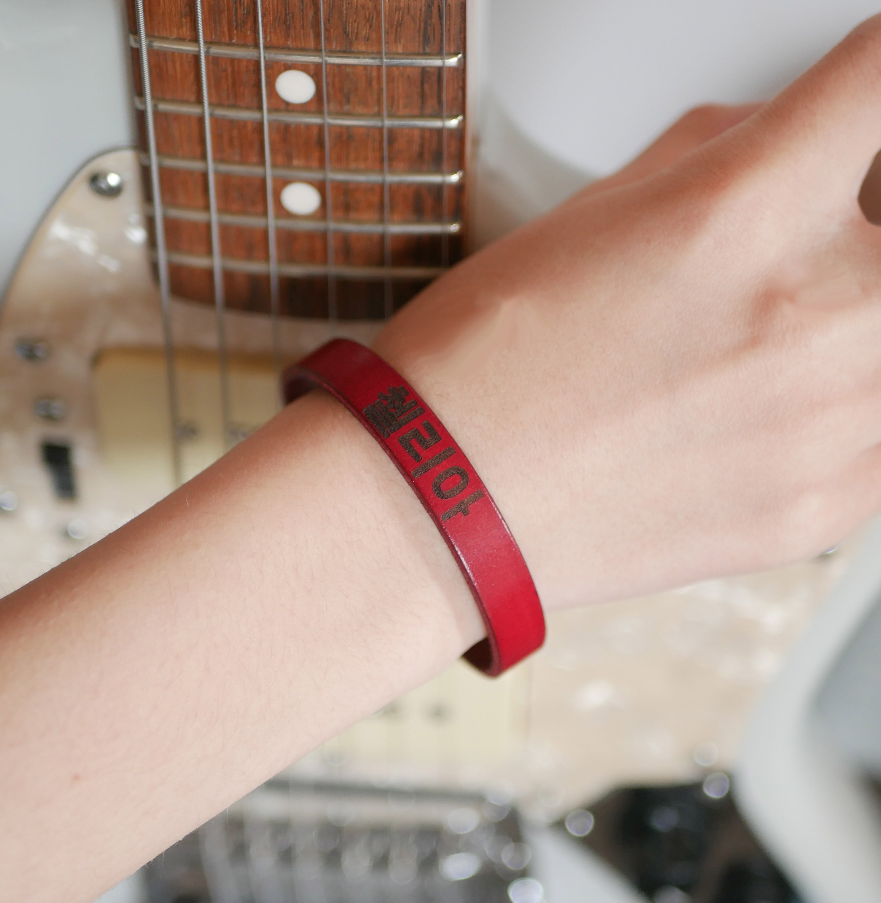 Bracelet pr&eacute;nom en cor&eacute;en fan de kpop en cuir &agrave; personnaliser