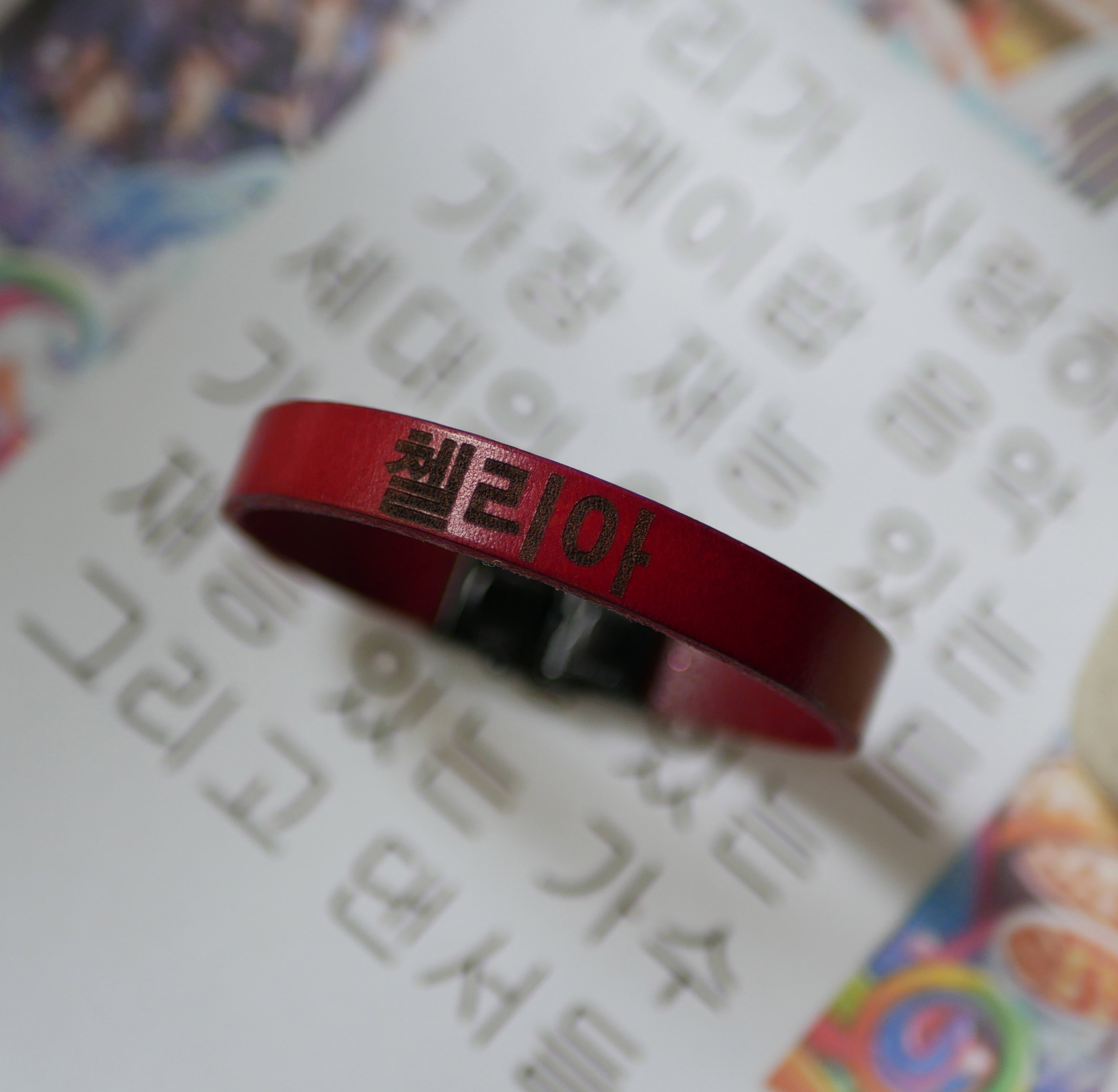 Bracelet pr&eacute;nom en cor&eacute;en fan de kpop en cuir &agrave; personnaliser