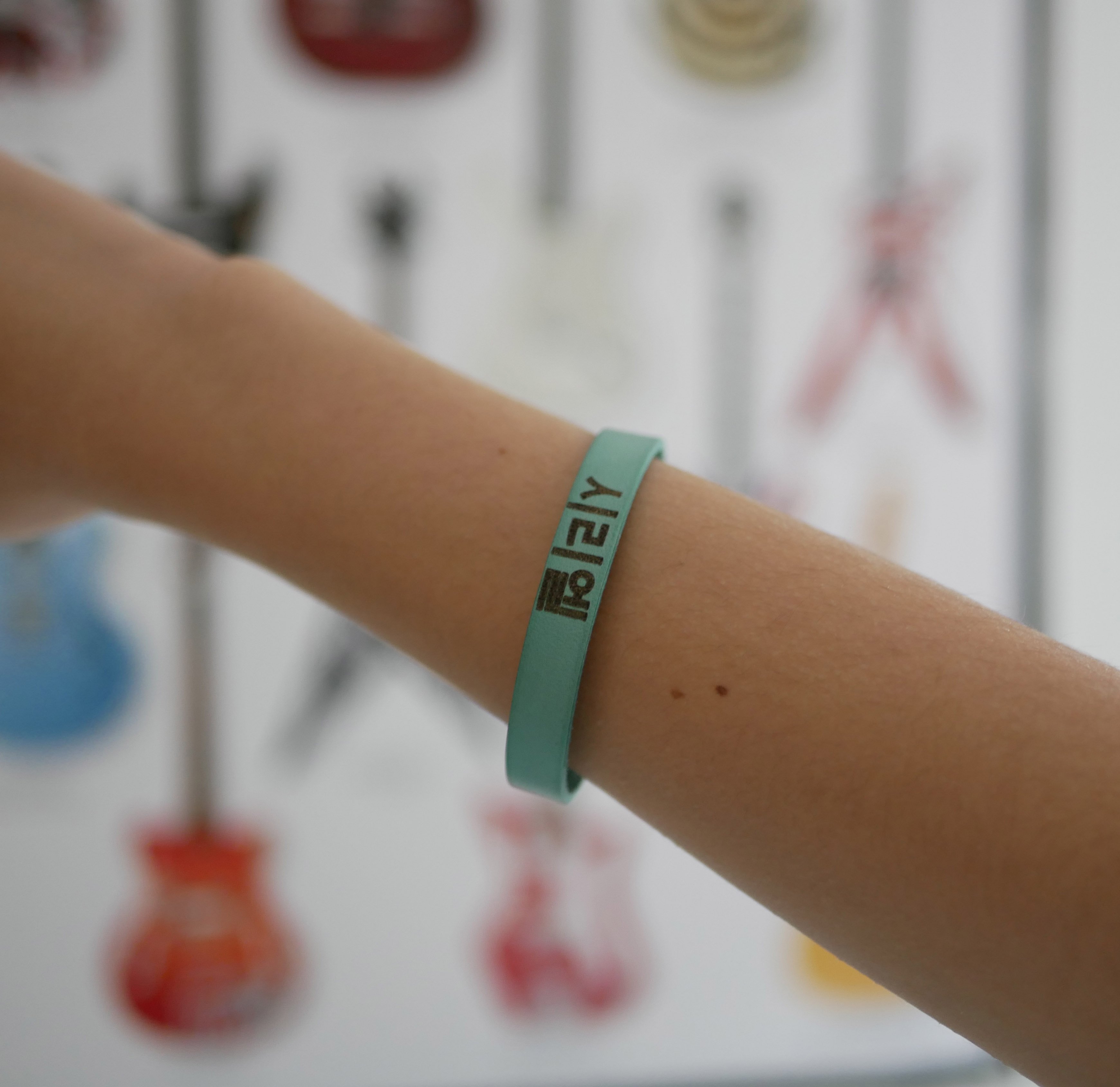 Bracelet pr&eacute;nom en cor&eacute;en fan de kpop en cuir &agrave; personnaliser