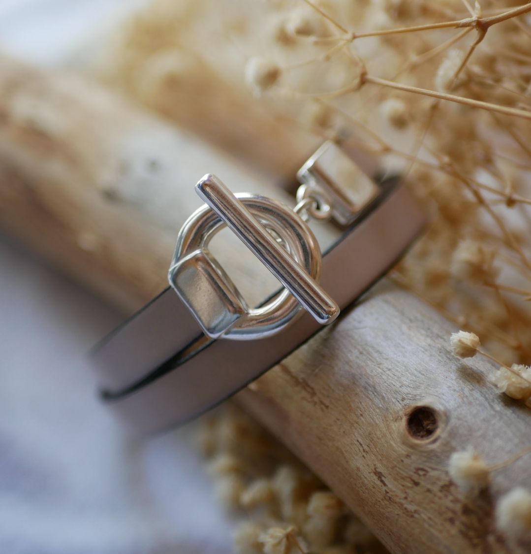 Bracelet cuir double tour à l'élégant fermoir en T argenté personnalisable