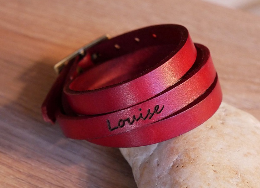 Bracelet cuir Rouge 3 tours &agrave; personnaliser par gravure