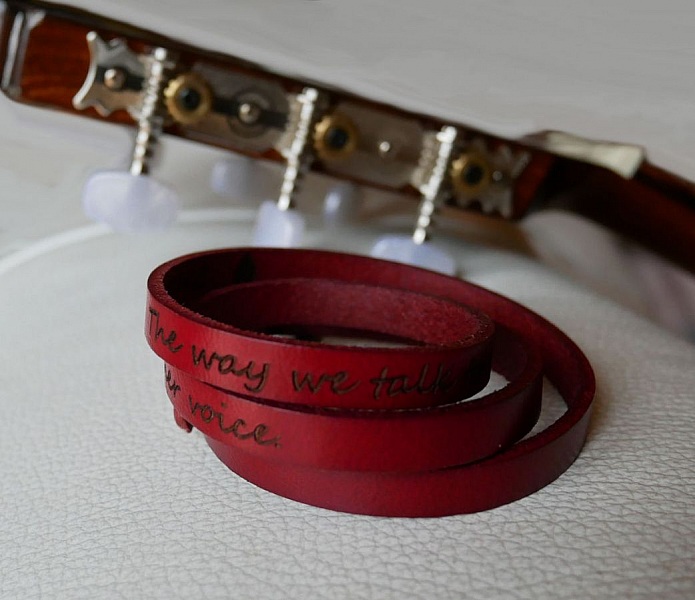 Bracelet cuir Rouge 3 tours &agrave; personnaliser par gravure