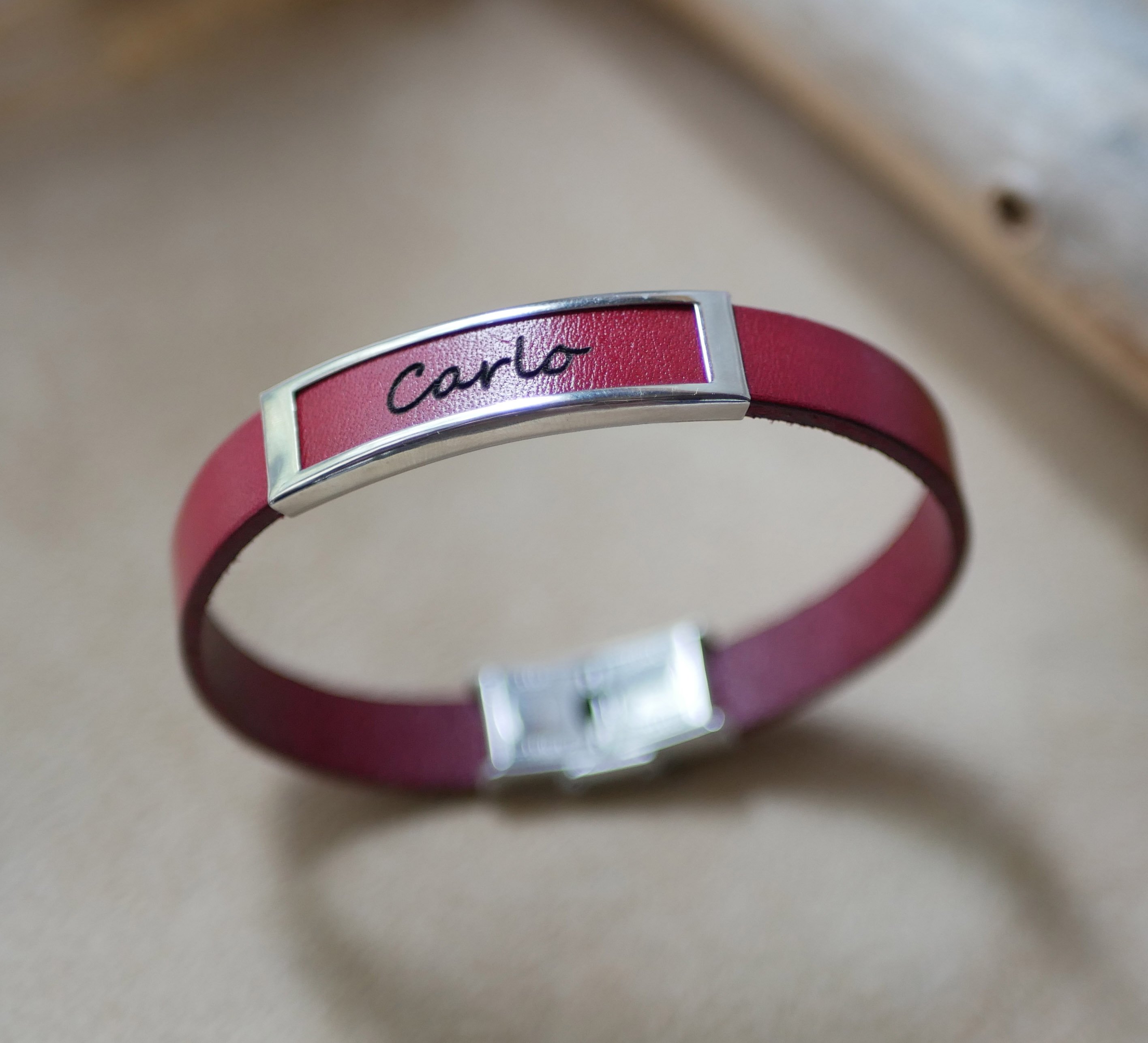 Bracelet cuir &agrave; cadre acier inoxydable grav&eacute; d'un pr&eacute;nom ou d'un mot 