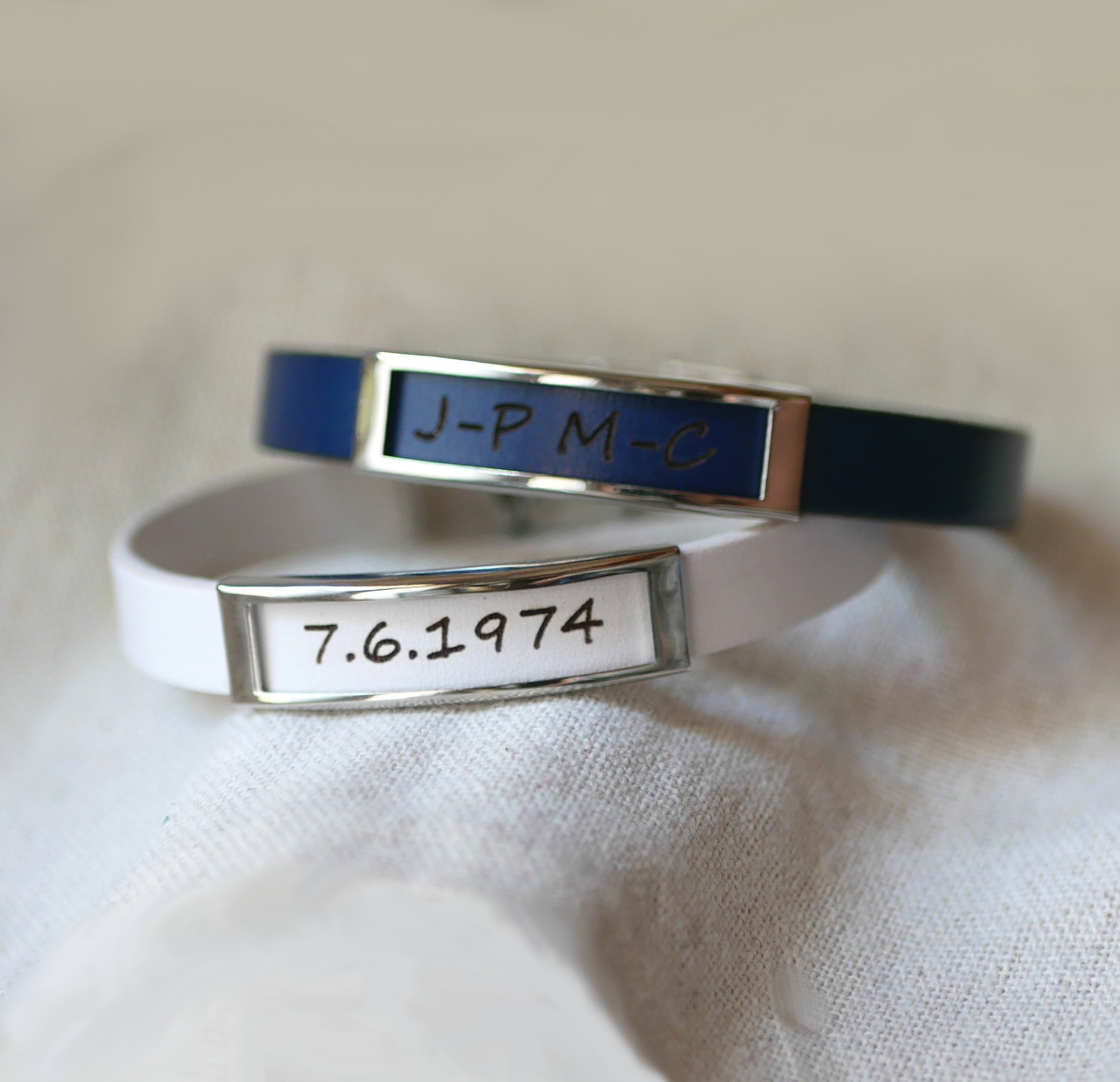 Bracelet cuir &agrave; cadre acier inoxydable grav&eacute; d'un pr&eacute;nom ou d'un mot 