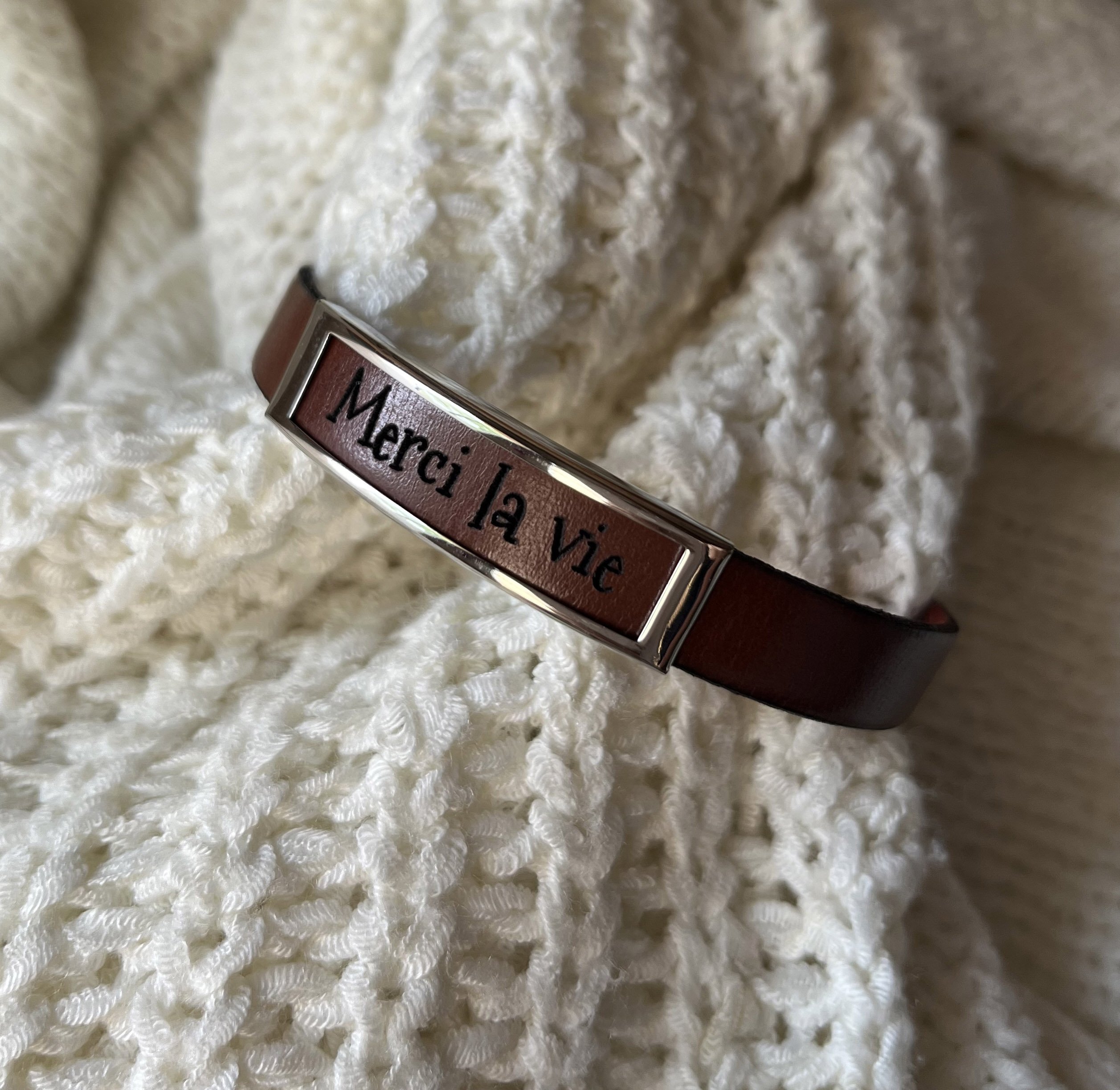 Bracelet cuir &agrave; cadre acier inoxydable grav&eacute; d'un pr&eacute;nom ou d'un mot 