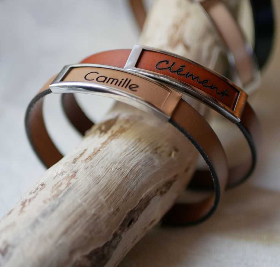 Bracelet cuir à cadre gravé d'un prénom ou d'un mot comme parrain, marraine, témoin