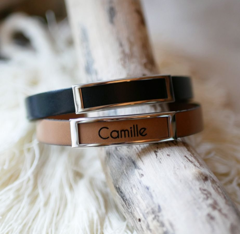 Bracelet cuir à cadre gravé d'un prénom ou d'un mot comme parrain, marraine, témoin