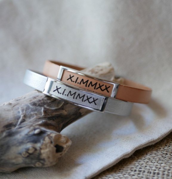 Bracelet cuir &agrave; cadre acier inoxydable grav&eacute; d'un pr&eacute;nom ou d'un mot 