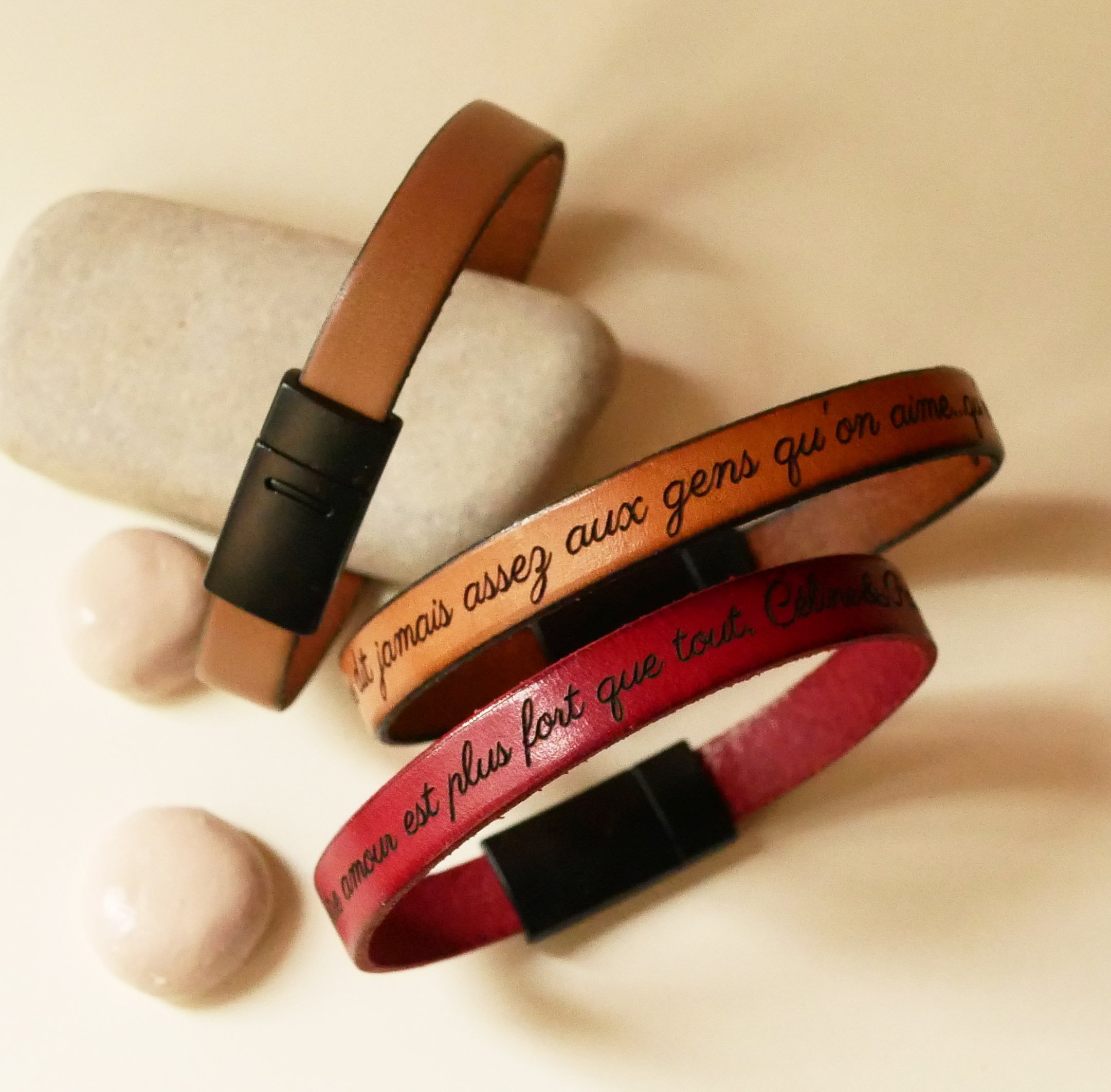 Bracelet cuir &agrave; personnaliser par gravure fermoir magn&eacute;tique noir