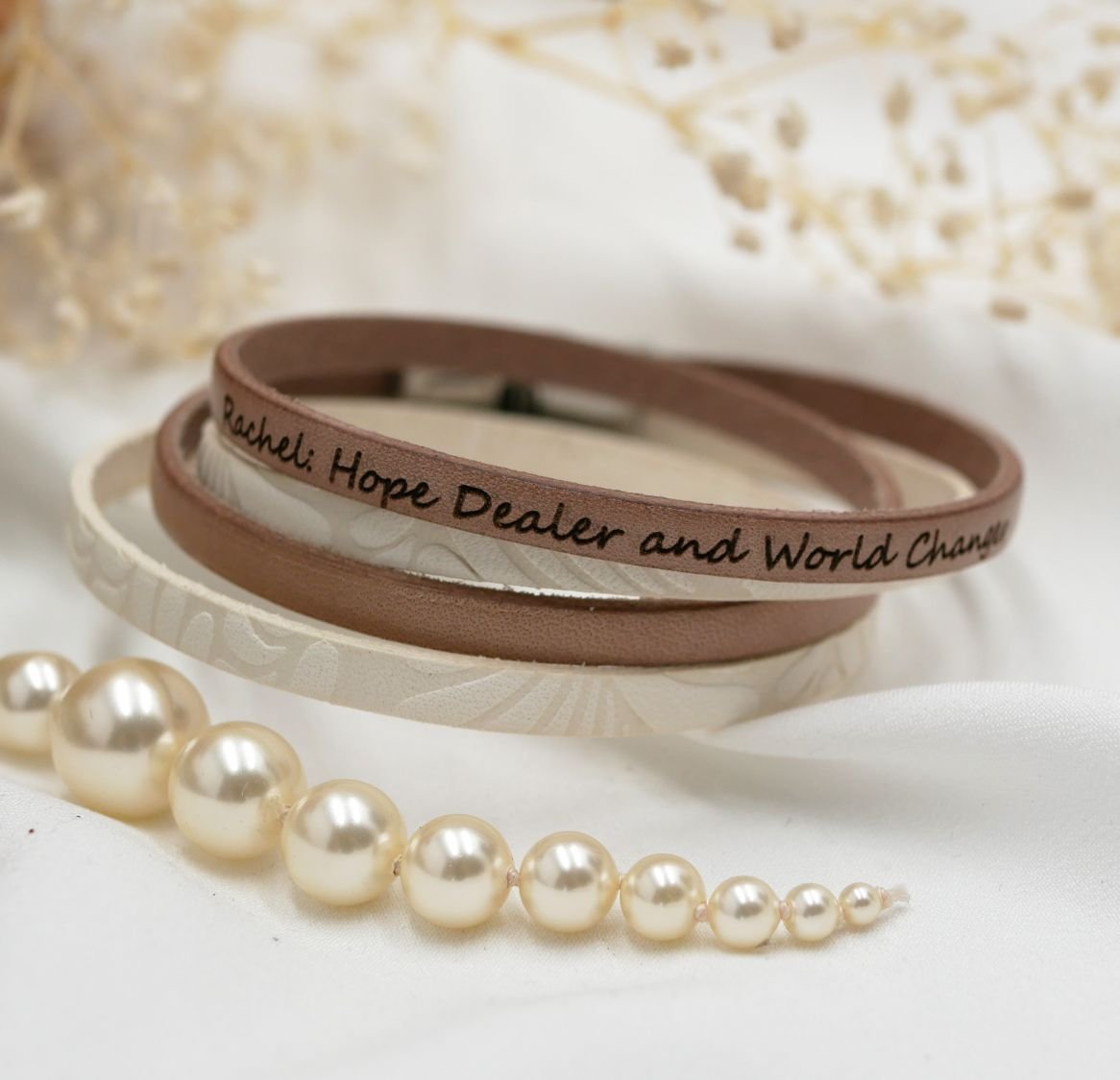 Bracelet double cuir blanc à relief et  couleur au choix à personnaliser par gravure