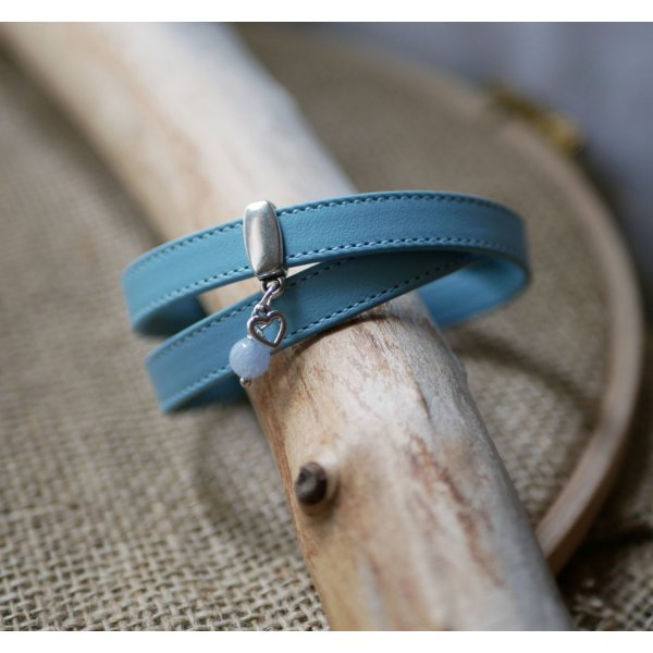 Bracelet double cuir bleu ciel &agrave; surpiq&ucirc;res avec pendentif au choix