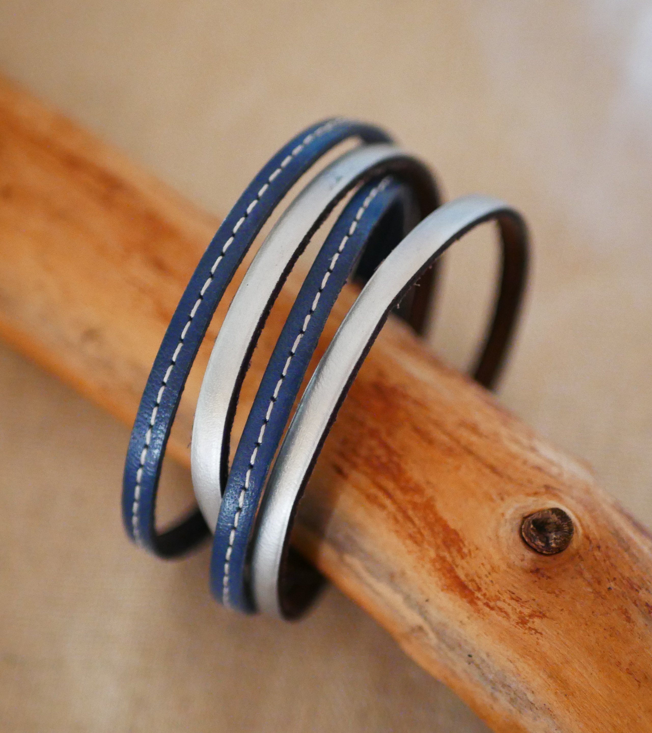 Bracelet double cuir bleu à surpiqûres et couleur au choix à personnaliser par gravure