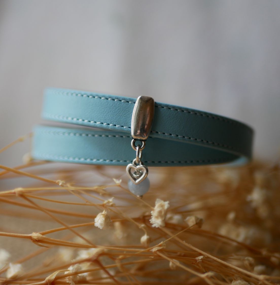Bracelet double cuir bleu ciel à surpiqûres avec pendentif au choix