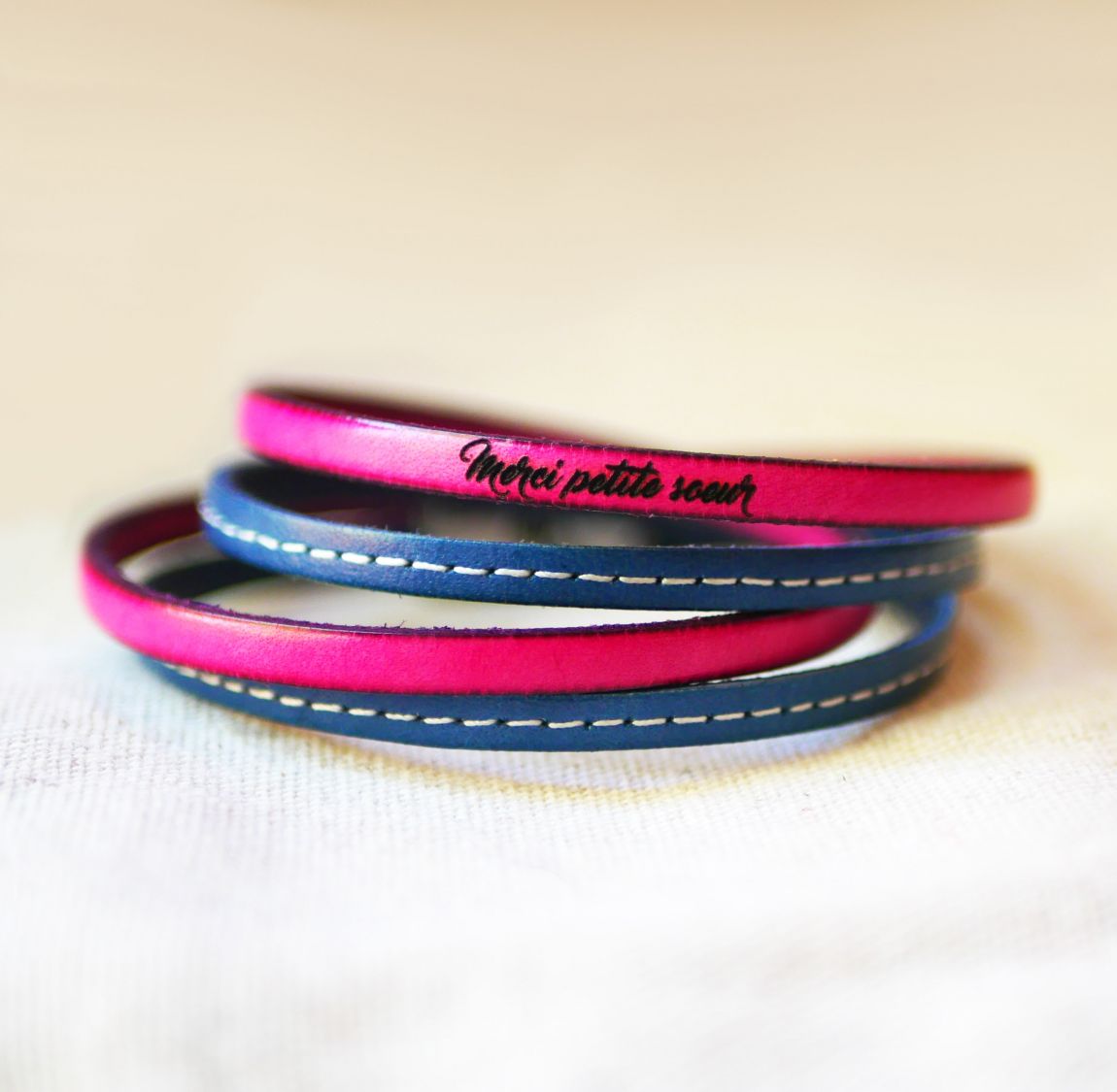 Bracelet double cuir bleu à surpiqûres et couleur au choix à personnaliser par gravure