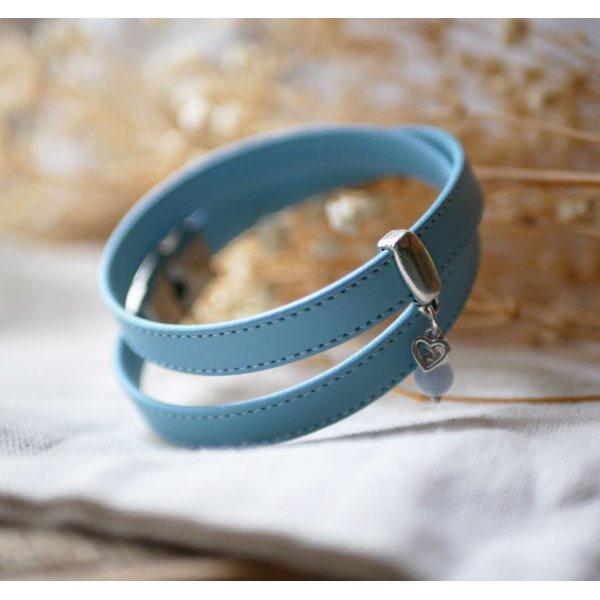 Bracelet double cuir bleu ciel &agrave; surpiq&ucirc;res avec pendentif au choix