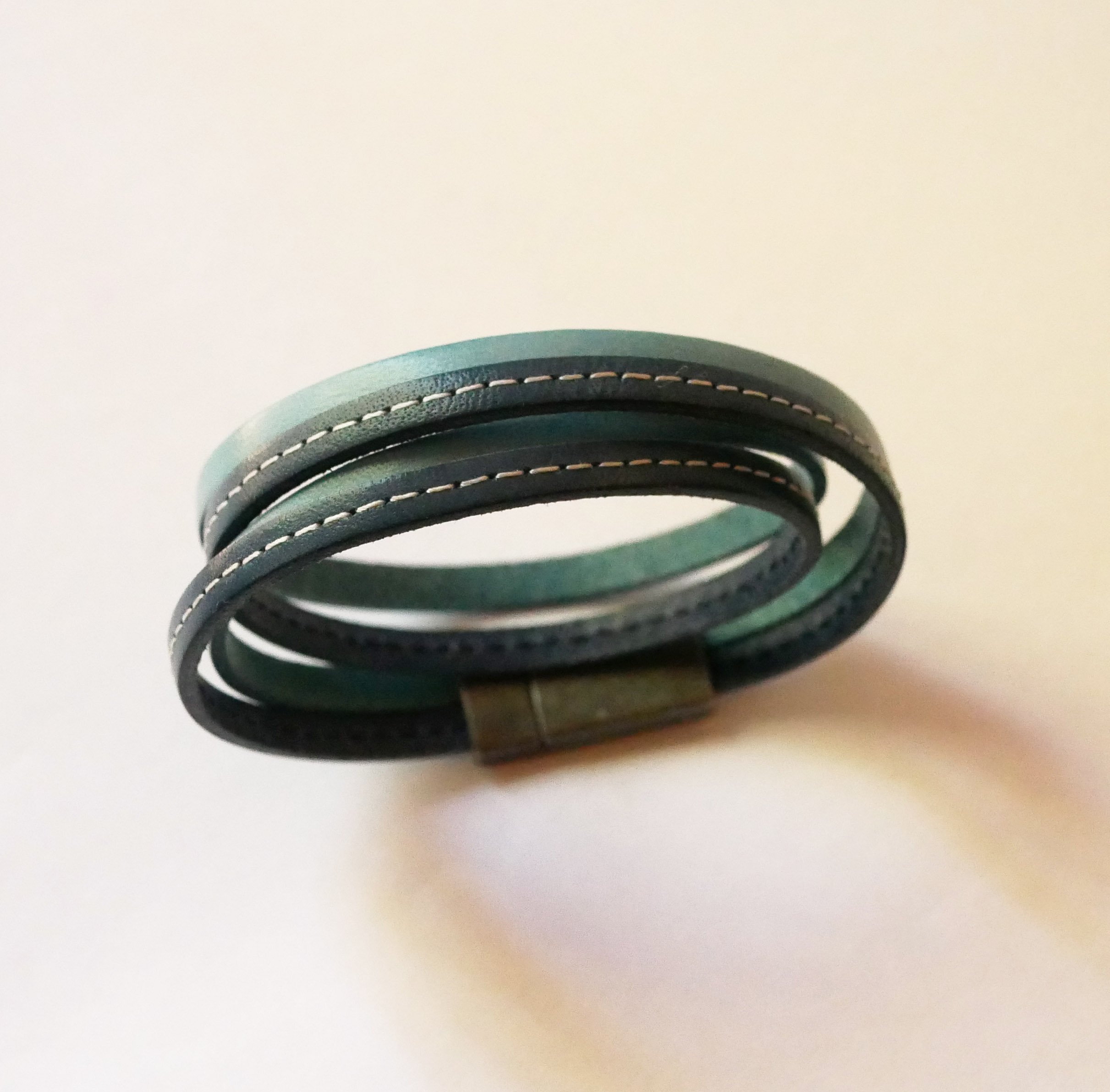 Bracelet double cuir bleu &agrave; surpiq&ucirc;res  au fermoir magn&eacute;tique