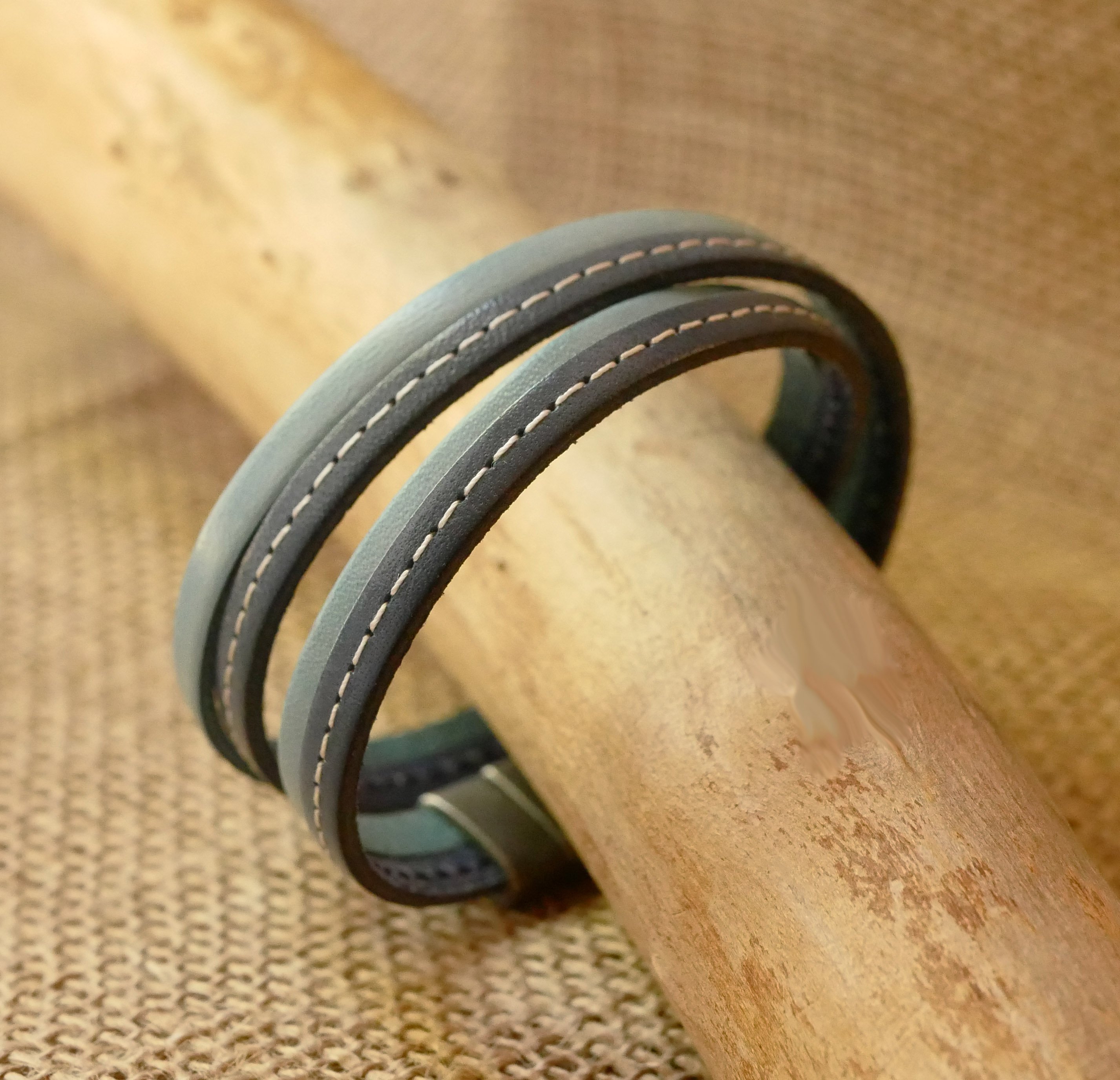 Bracelet double cuir bleu à surpiqûres et couleur au choix à personnaliser par gravure