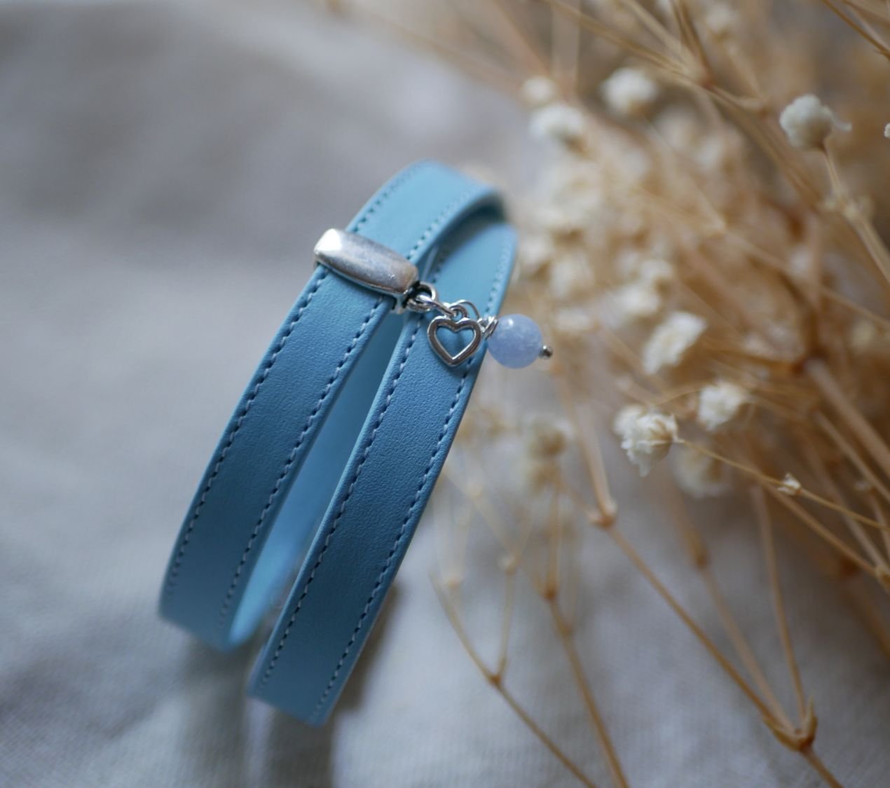 Bracelet double cuir bleu ciel à surpiqûres avec pendentif au choix