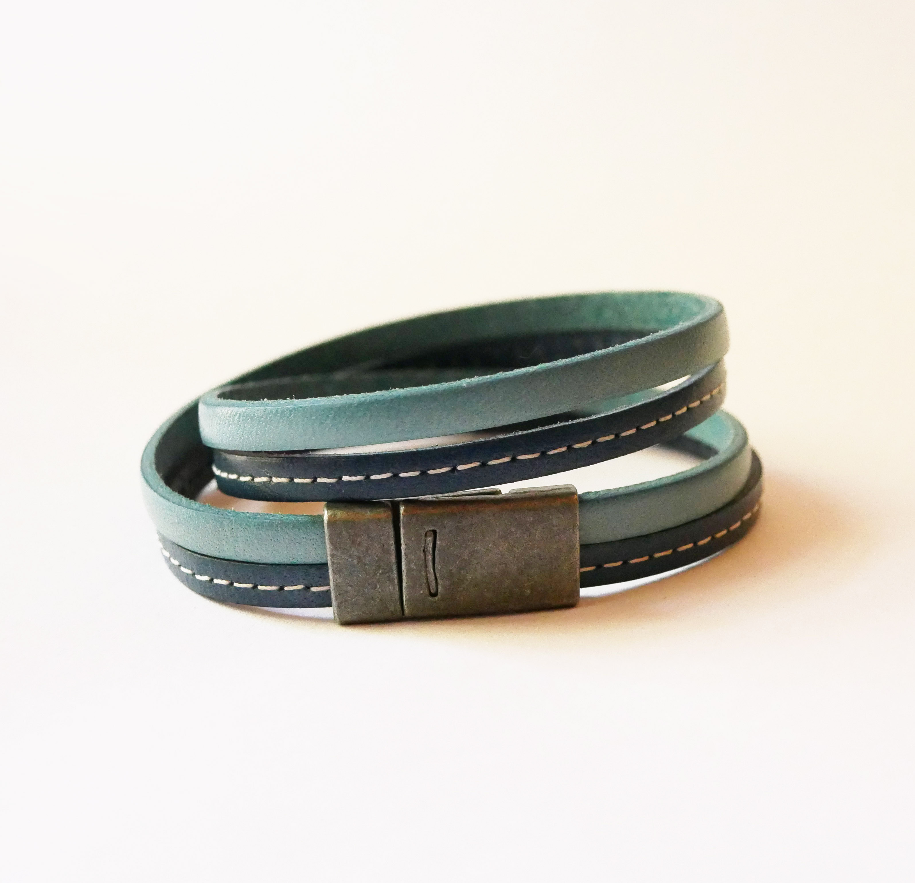 Bracelet double cuir bleu à surpiqûres  au fermoir magnétique