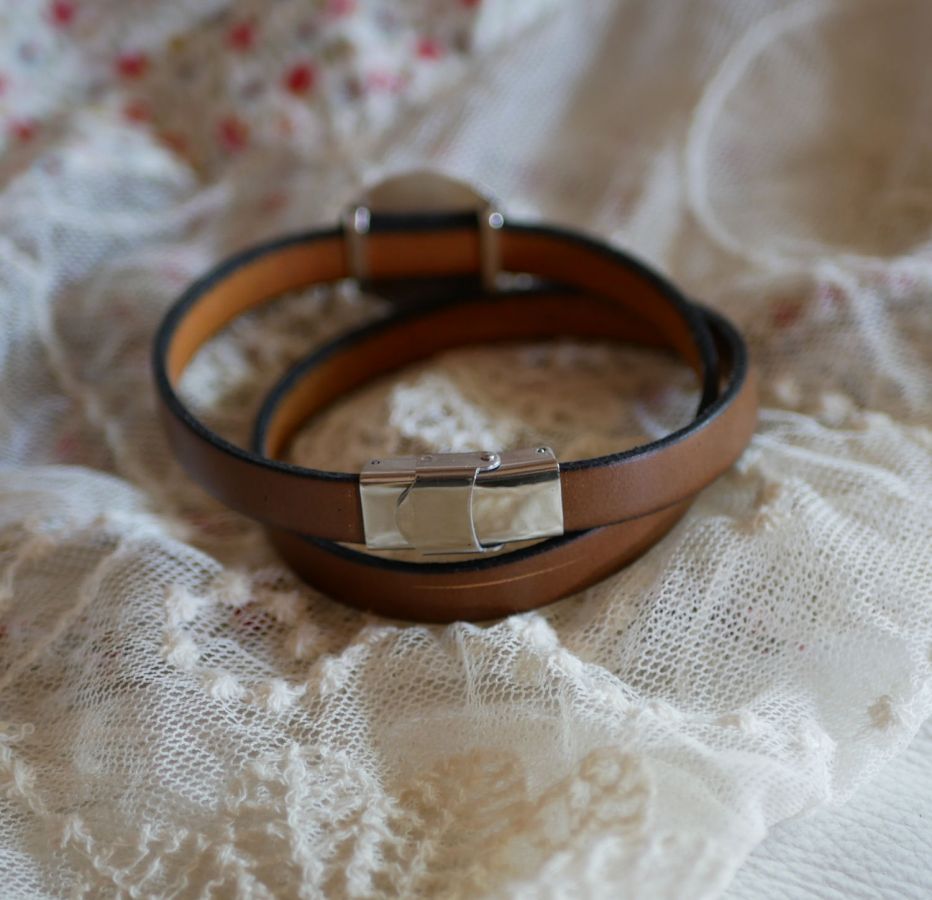Bracelet double cuir avec cabochon bois gravé à personnaliser