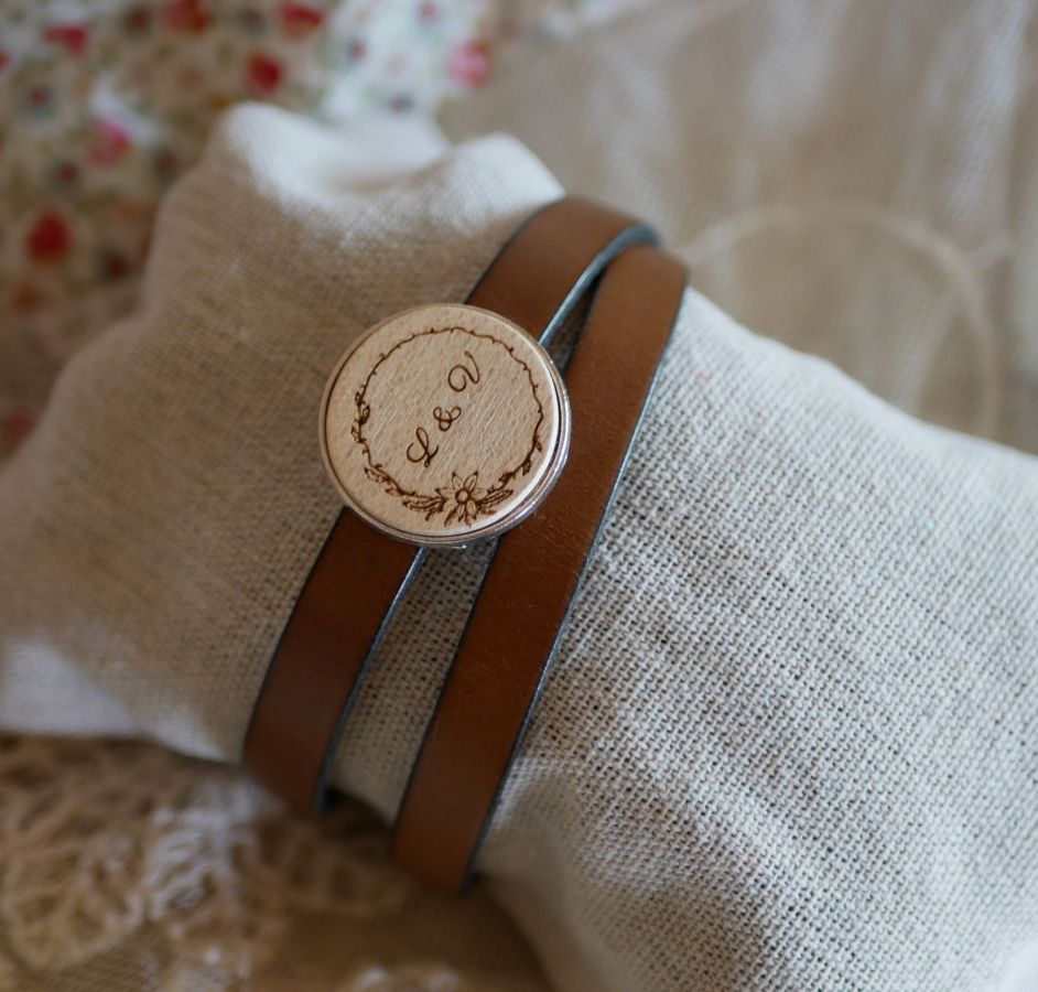 Bracelet double cuir avec cabochon bois gravé à personnaliser
