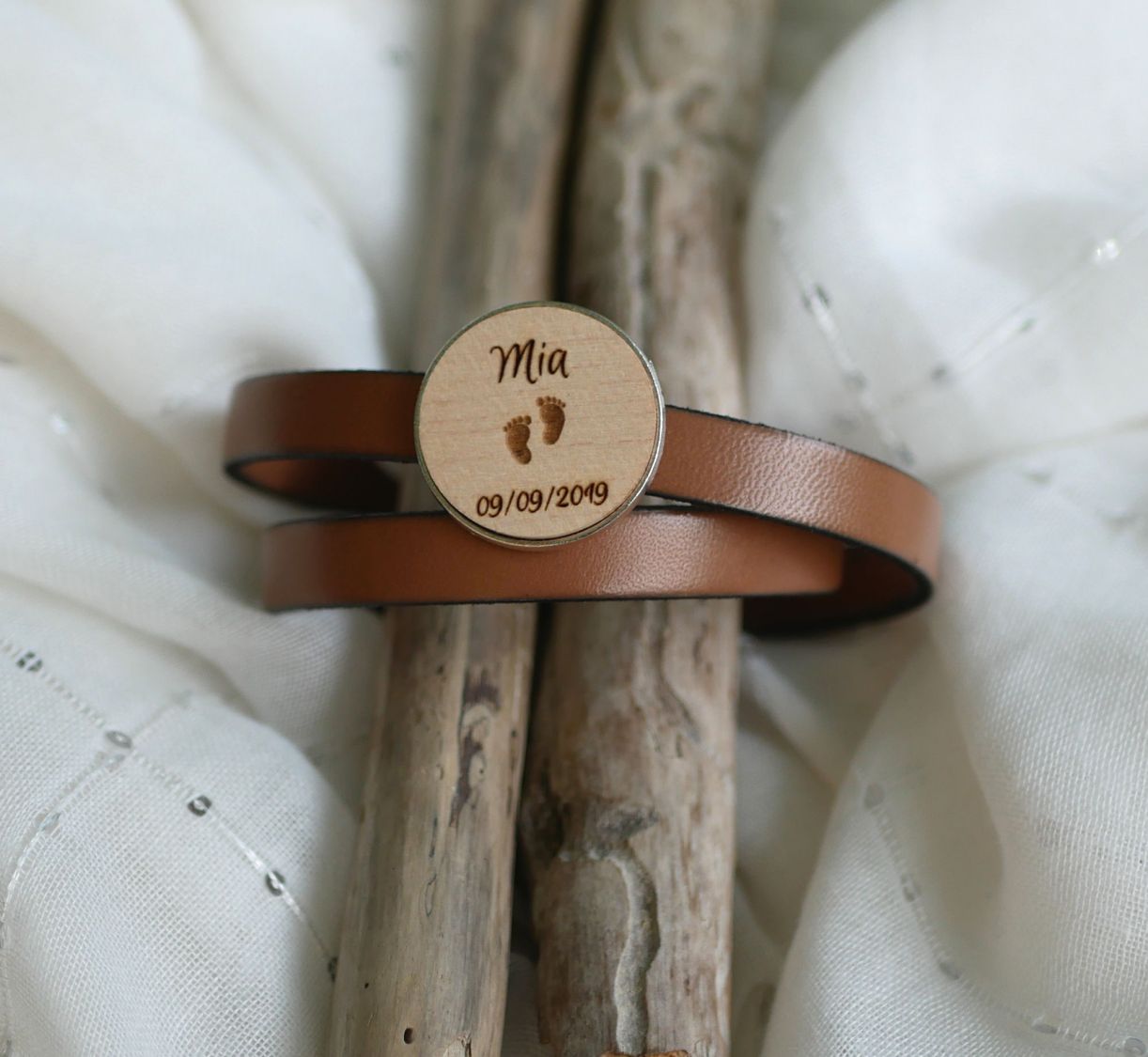 Bracelet double cuir avec cabochon bois gravé à personnaliser