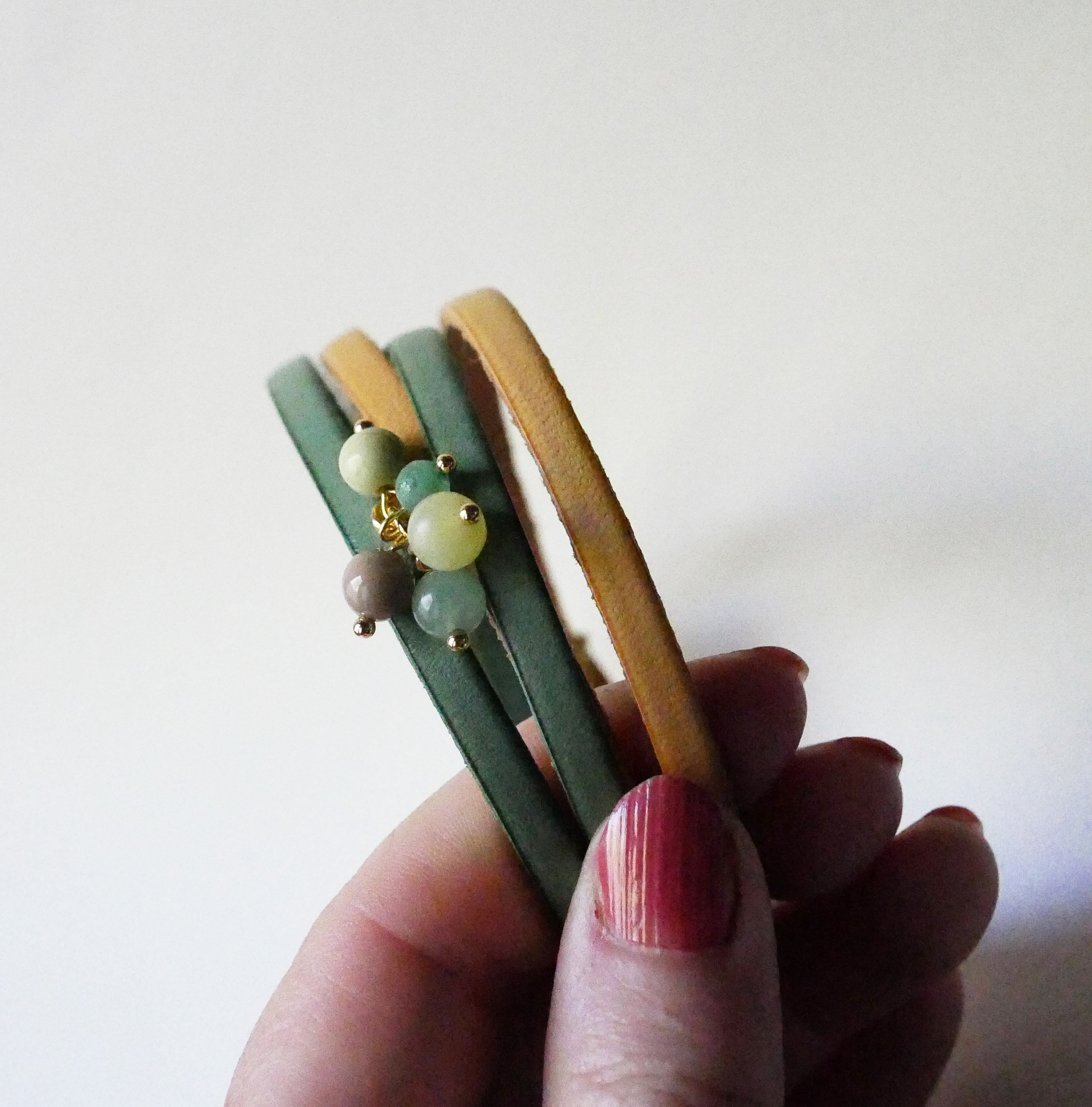 Bracelet double cuir d&eacute;cor&eacute; de perles tons vert tendre au fermoir dor&eacute;