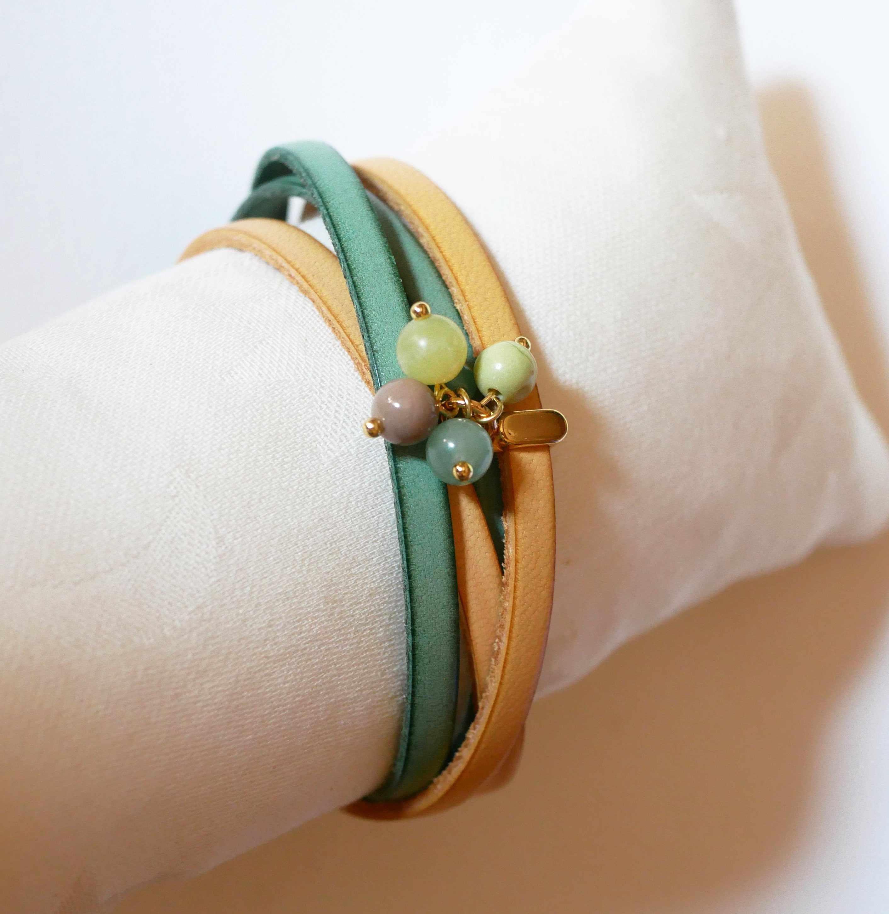 Bracelet double cuir d&eacute;cor&eacute; de perles tons vert tendre au fermoir dor&eacute;
