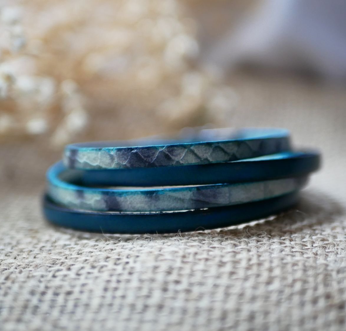 Bracelet double cuir peau de serpent bleu irisé et couleur au choix à personnaliser par gravure