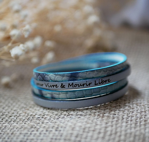 Bracelet double cuir peau de serpent bleu iris&eacute; et couleur au choix &agrave; personnaliser par gravure