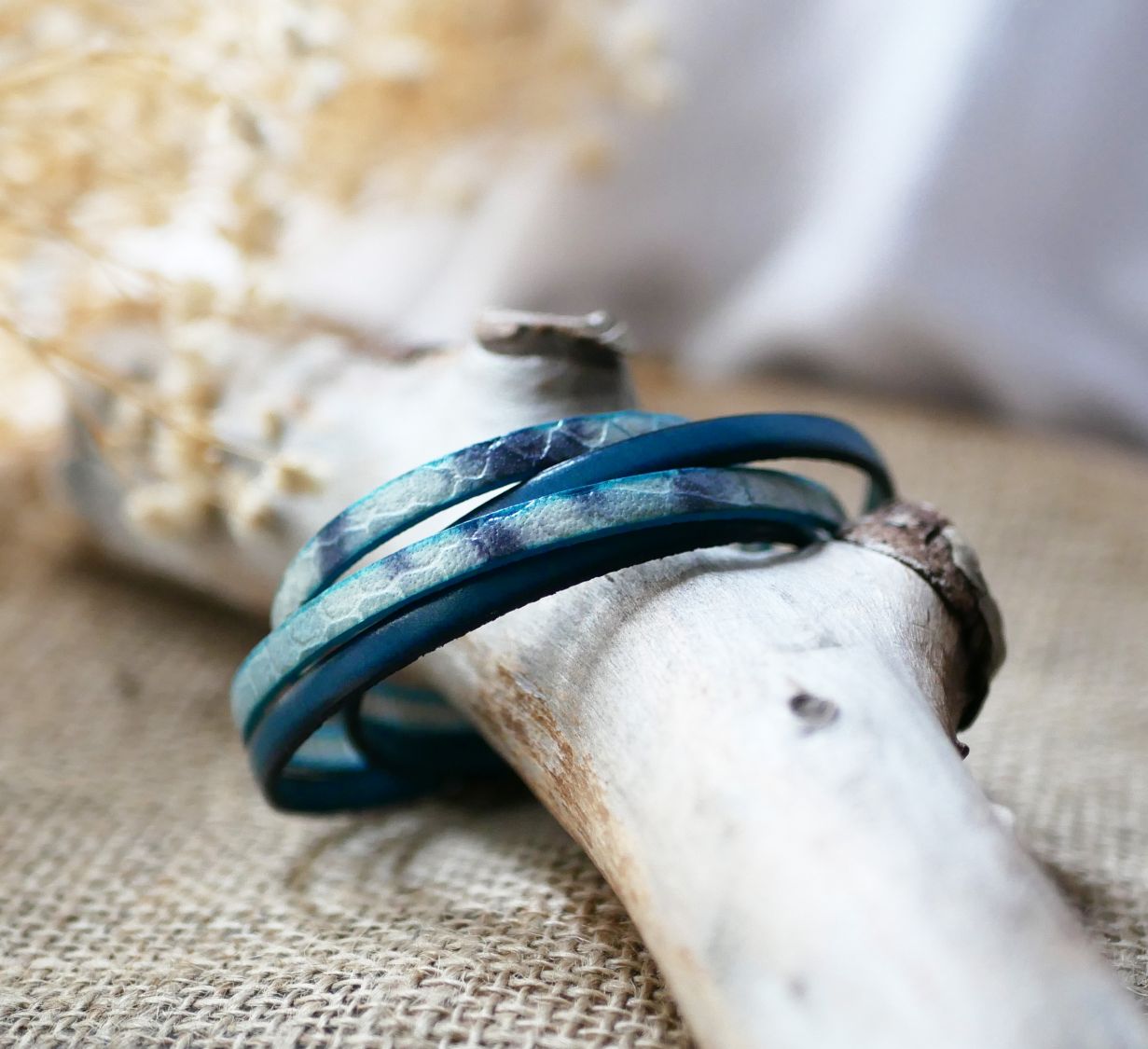 Bracelet double cuir peau de serpent bleu irisé et couleur au choix à personnaliser par gravure