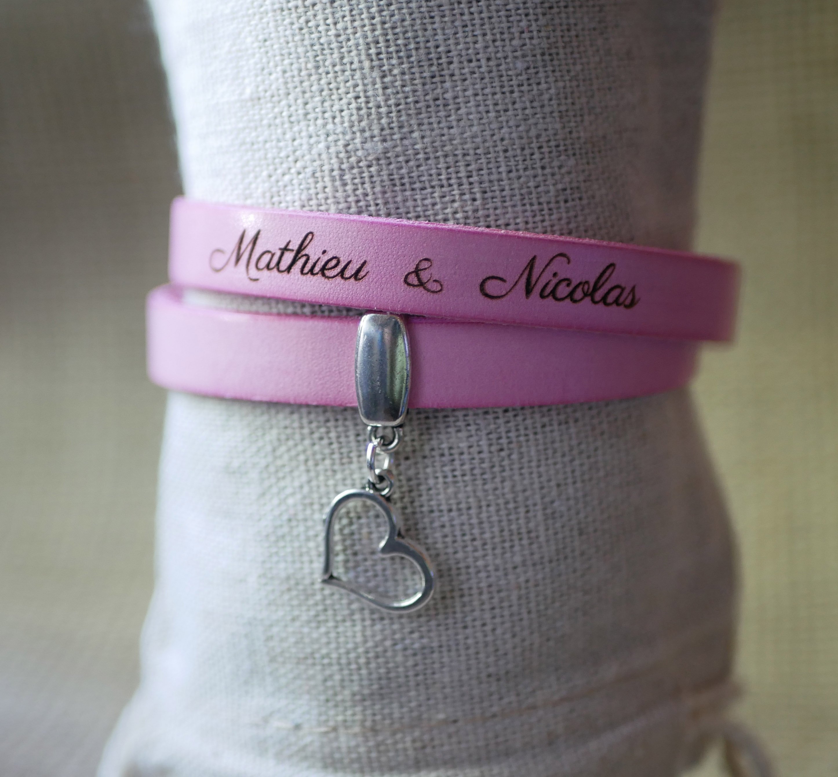 Bracelet double cuir personnalis&eacute; &agrave; graver avec pendentif au choix