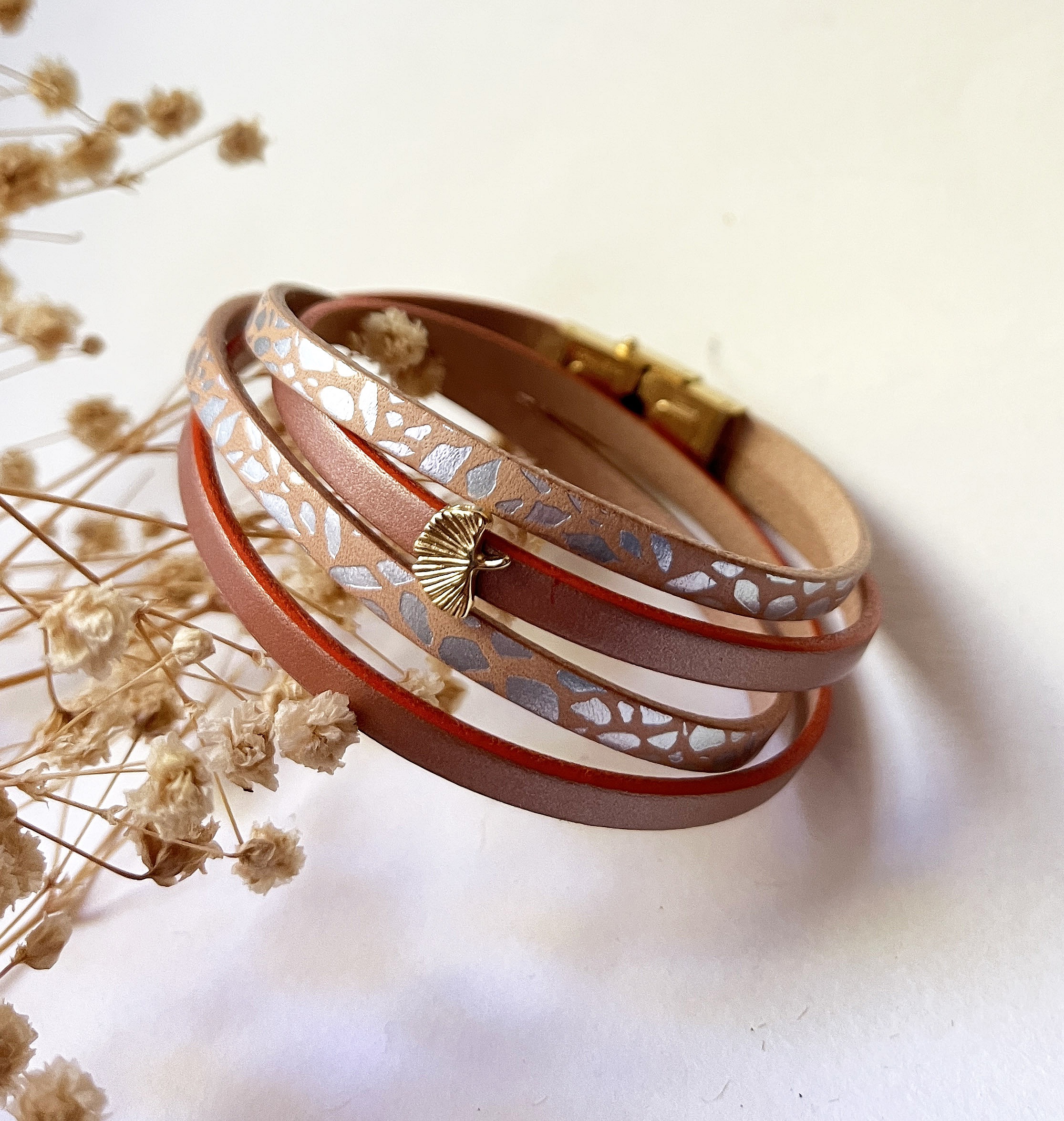 Bracelet zen en cuir personnalisé avec breloque ginkgo dorée.