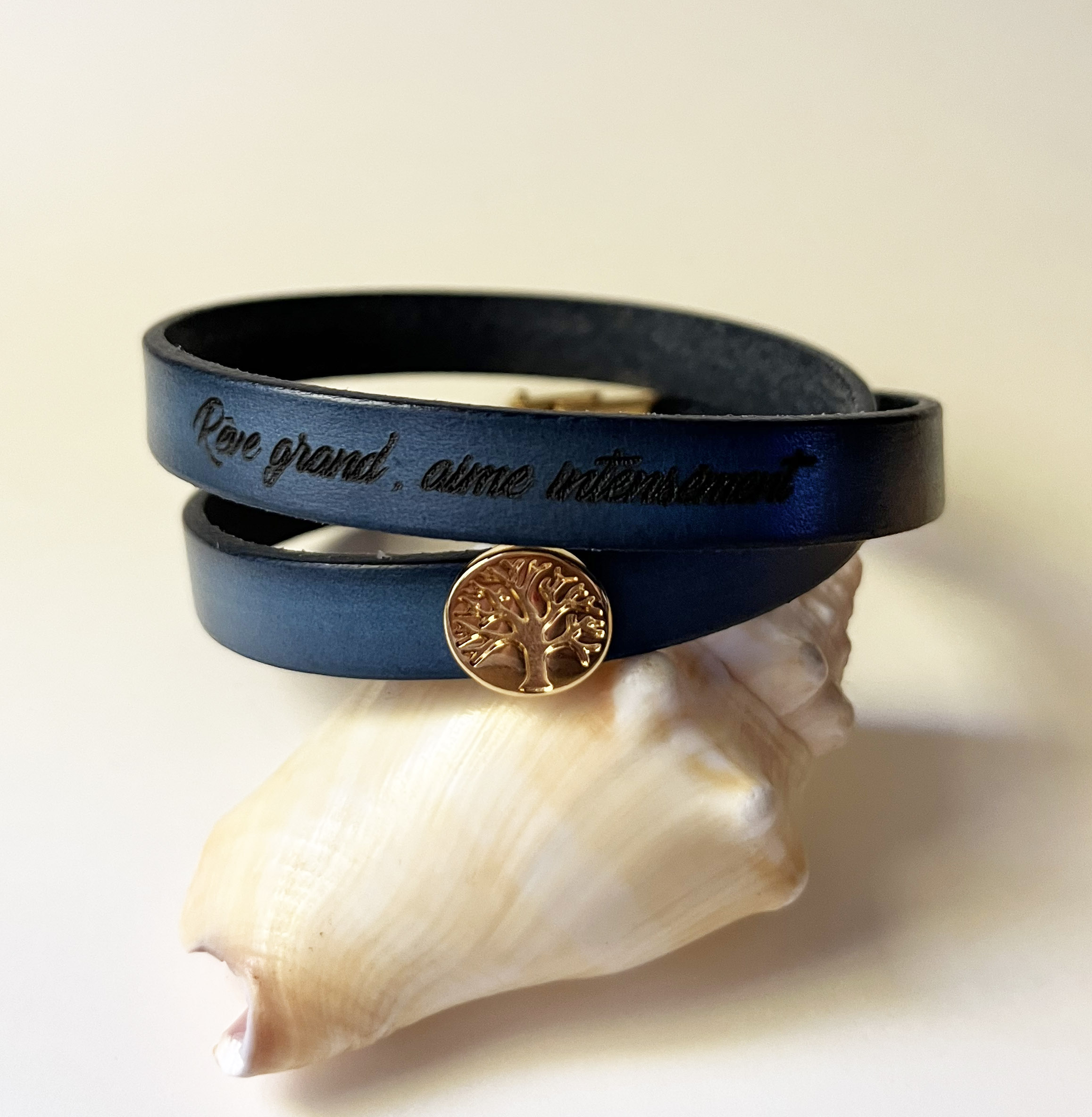 Bracelet double tour en cuir personnalisable décoré d'un arbre de vie doré 