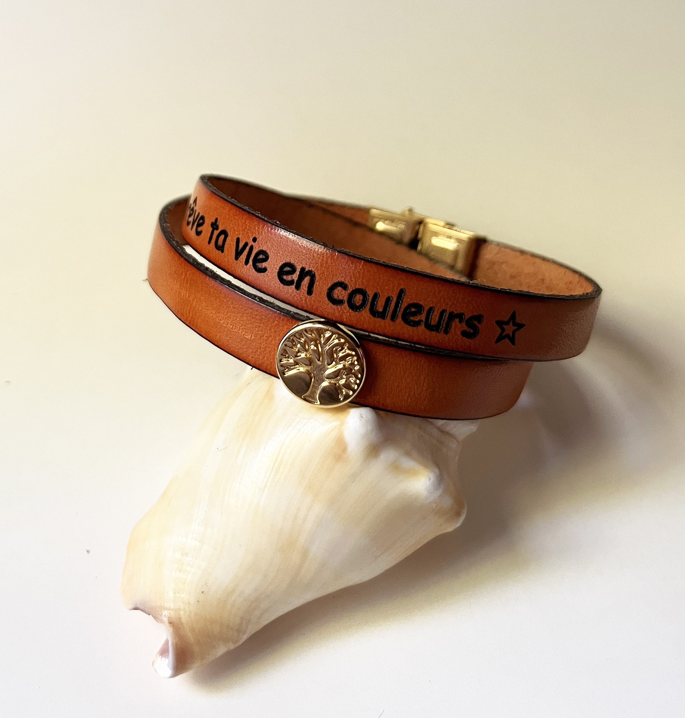 Bracelet double tour en cuir personnalisable d&eacute;cor&eacute; d'un arbre de vie dor&eacute; 