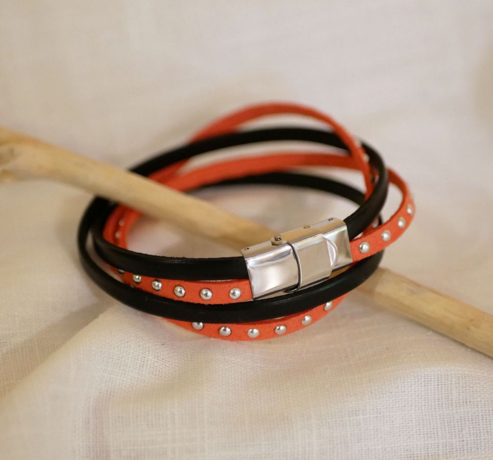 Bracelet double tour cuir et suédine rouge personnalisable pour femme