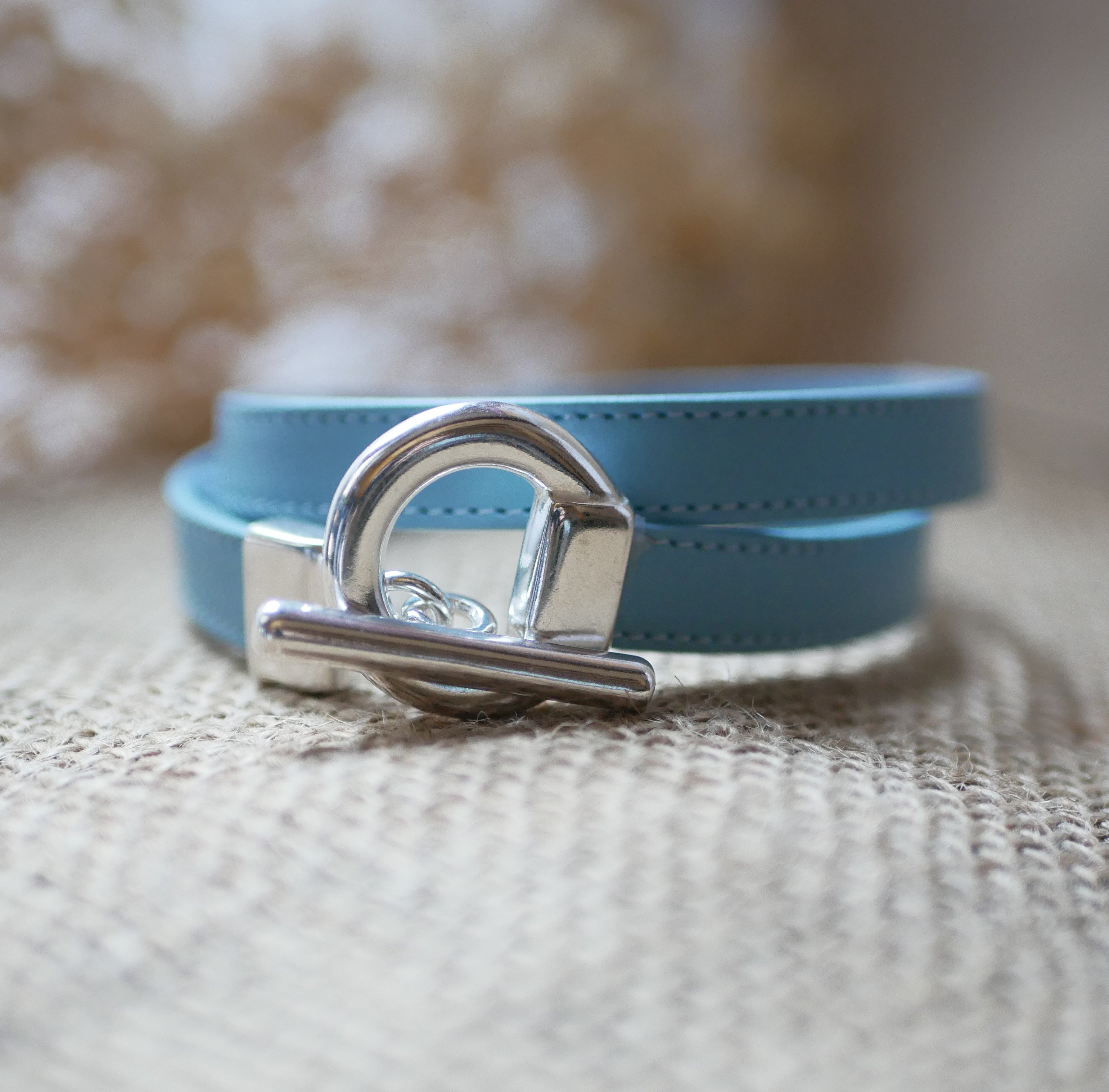 Bracelet double tour cuir à surpiqûres au fermoir en T argenté personnalisable