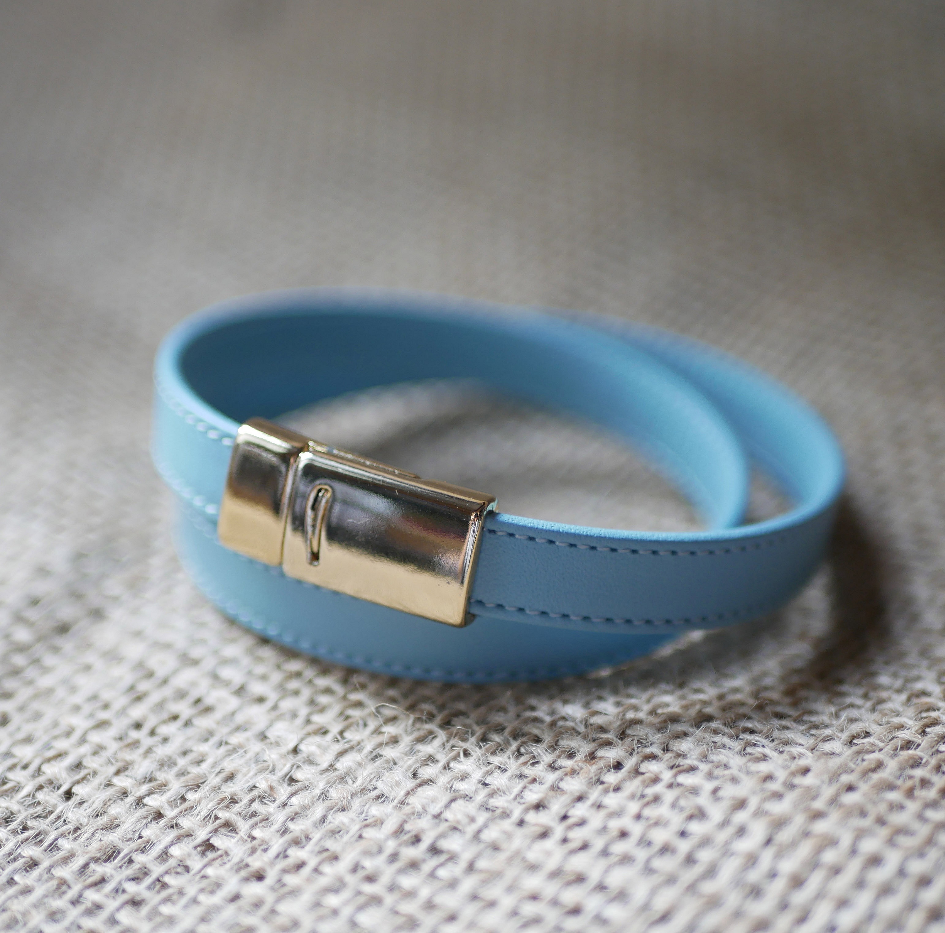 Bracelet double tour cuir &agrave; surpiq&ucirc;res bleu ciel ou beige au fermoir magn&eacute;tique 